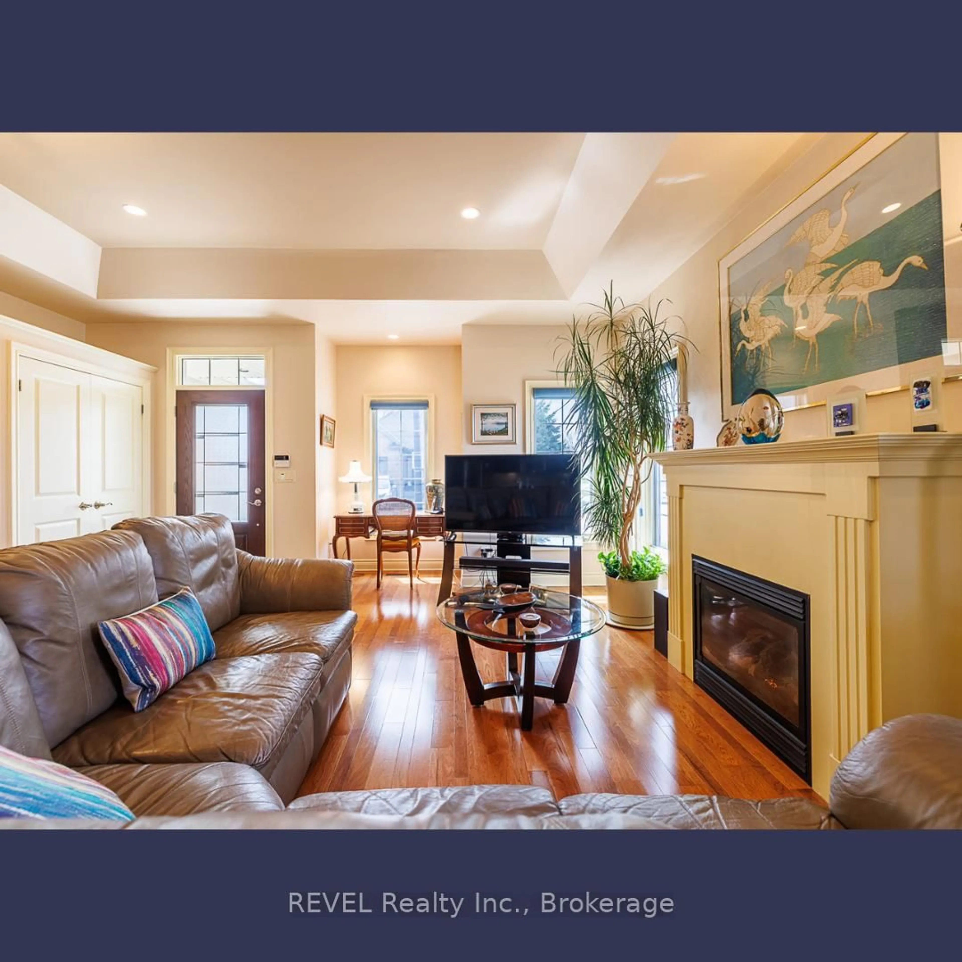 Living room with furniture, wood/laminate floor for 2 Seyval Pl, Niagara-on-the-Lake Ontario L0S 1J0