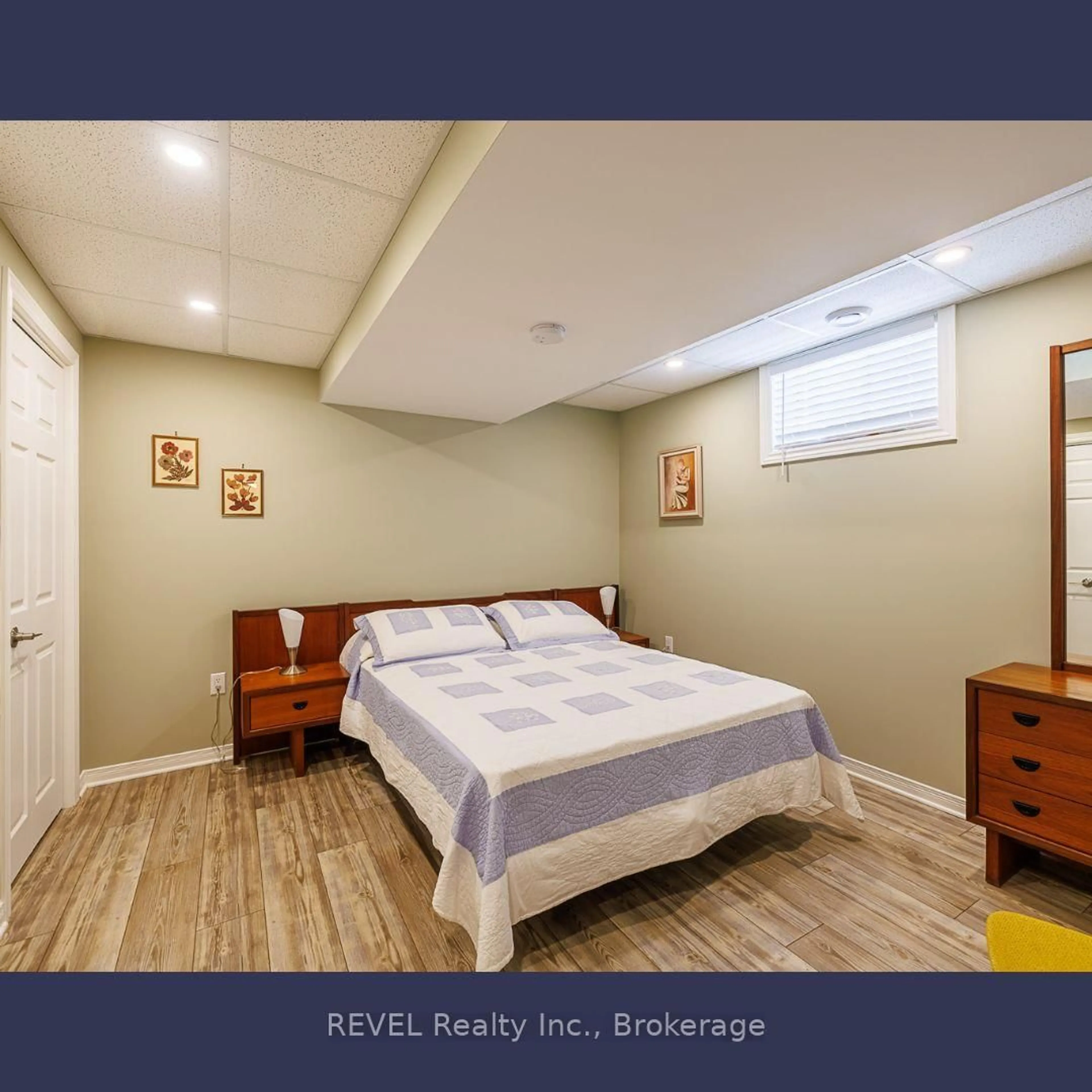 Bedroom with bed, wood/laminate floor for 2 Seyval Pl, Niagara-on-the-Lake Ontario L0S 1J0