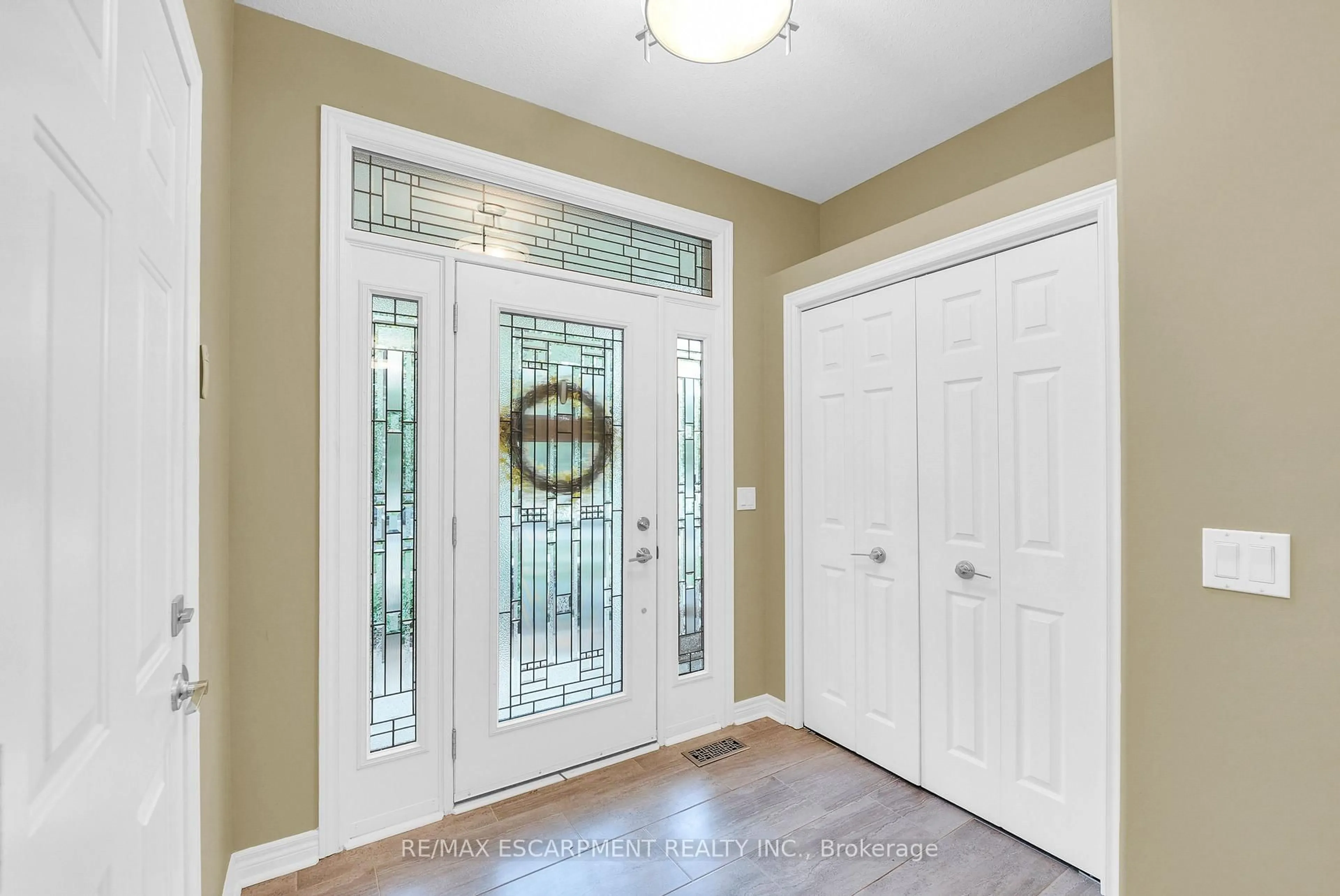 Indoor entryway for 3358 Laurie Ave, Lincoln Ontario L0R 2E0