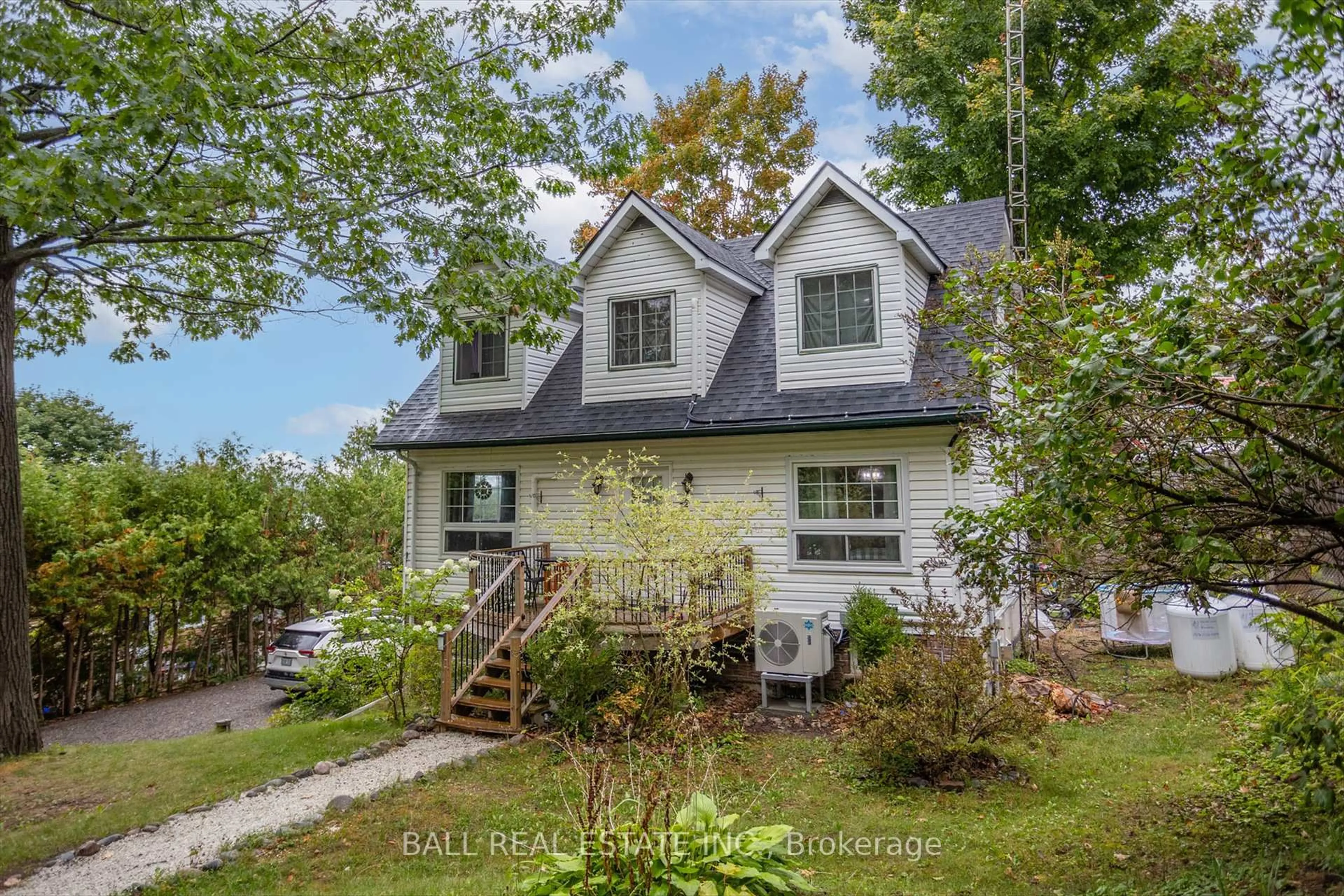 A pic from outside/outdoor area/front of a property/back of a property/a pic from drone, street for 32 Cherryhill St, Kawartha Lakes Ontario K0M 1L0