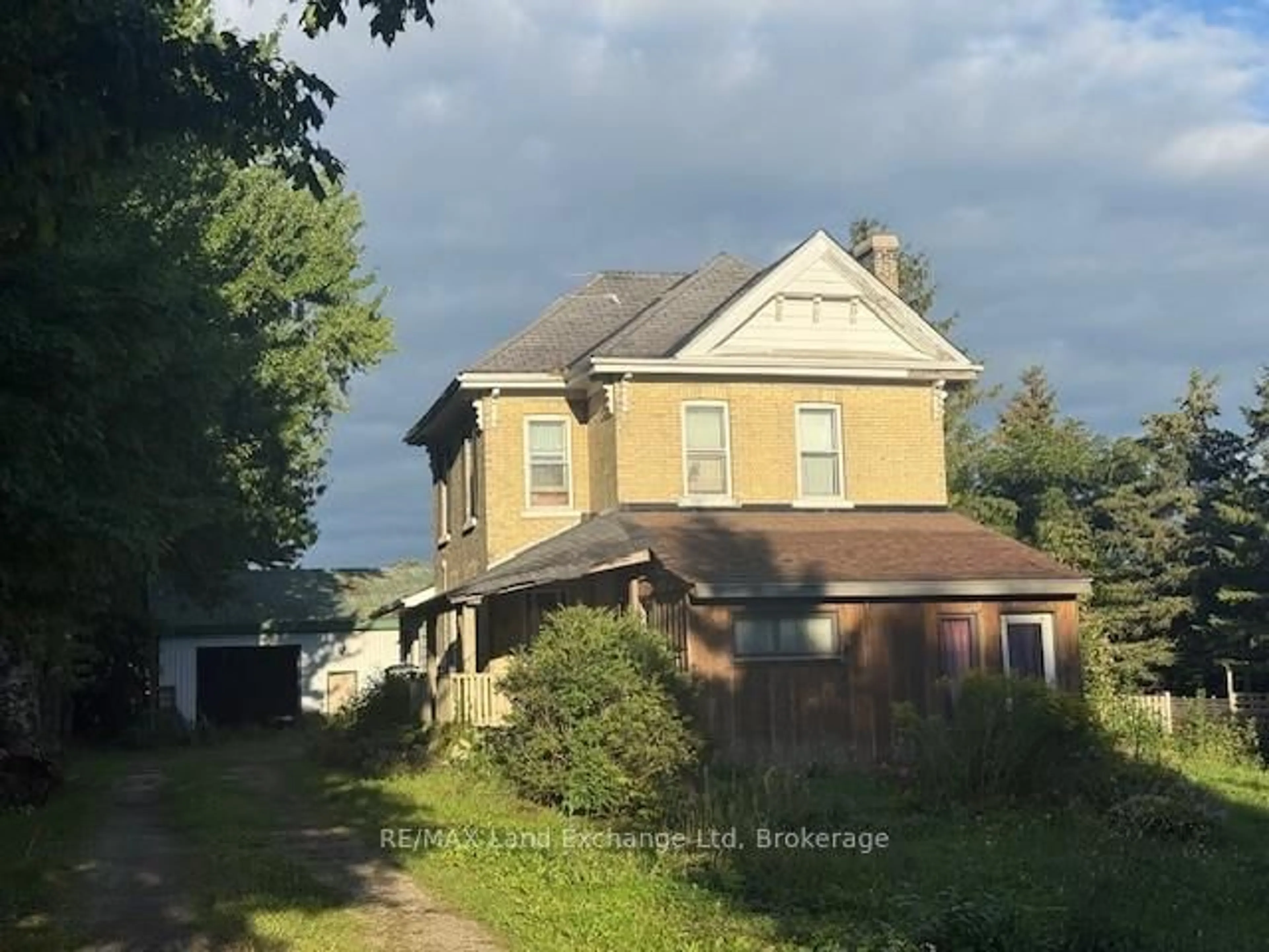 A pic from outside/outdoor area/front of a property/back of a property/a pic from drone, building for 33839 Saintsbury Line, Lucan Biddulph Ontario N0M 2J0