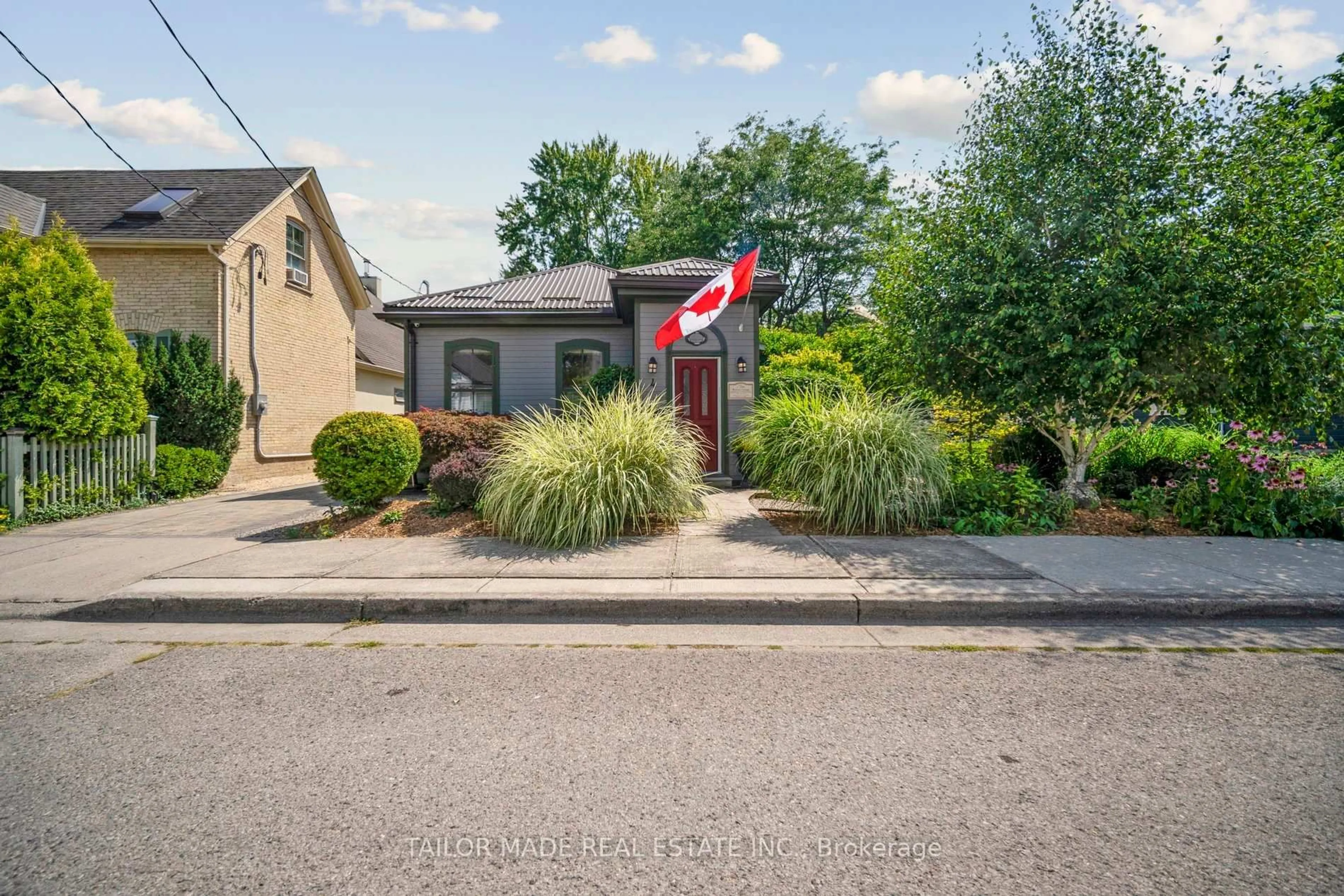 Unknown for 4 Leslie St, London North Ontario N6H 1H9