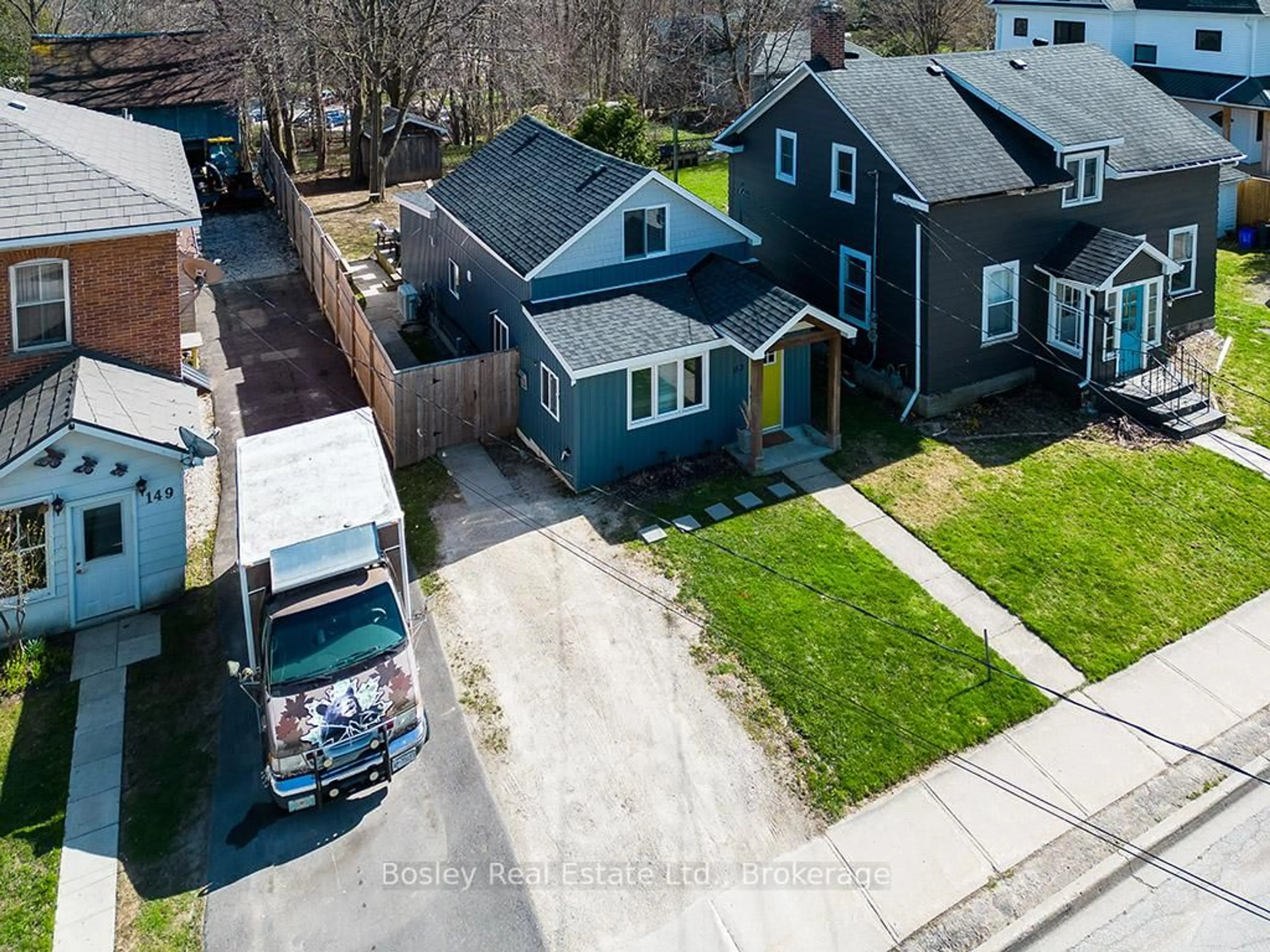 A pic from outside/outdoor area/front of a property/back of a property/a pic from drone, street for 153 Trowbridge St, Meaford Ontario N4L 1G3