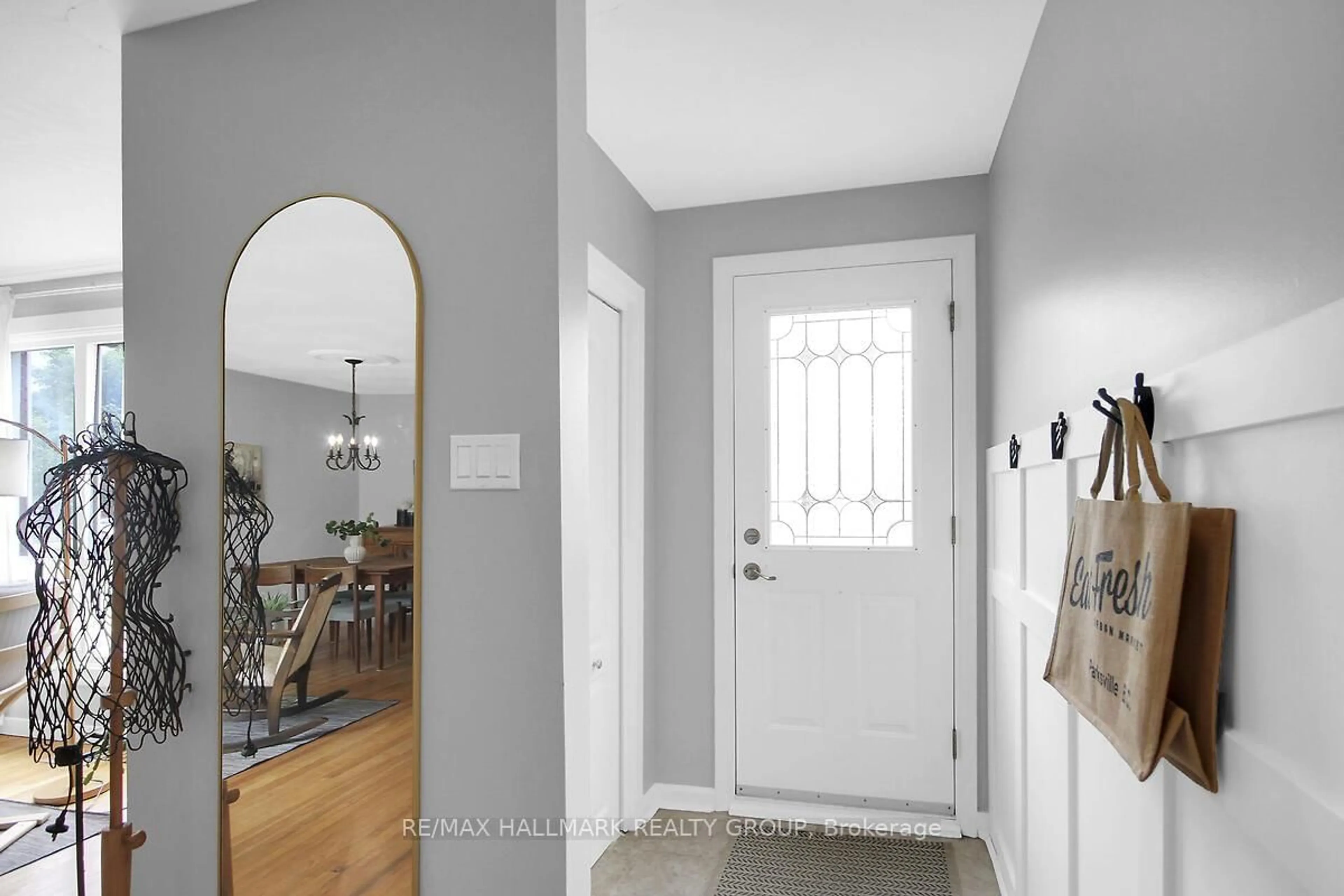 Indoor entryway for 904 Pinewood Cres, Ottawa Ontario K2B 5Y4