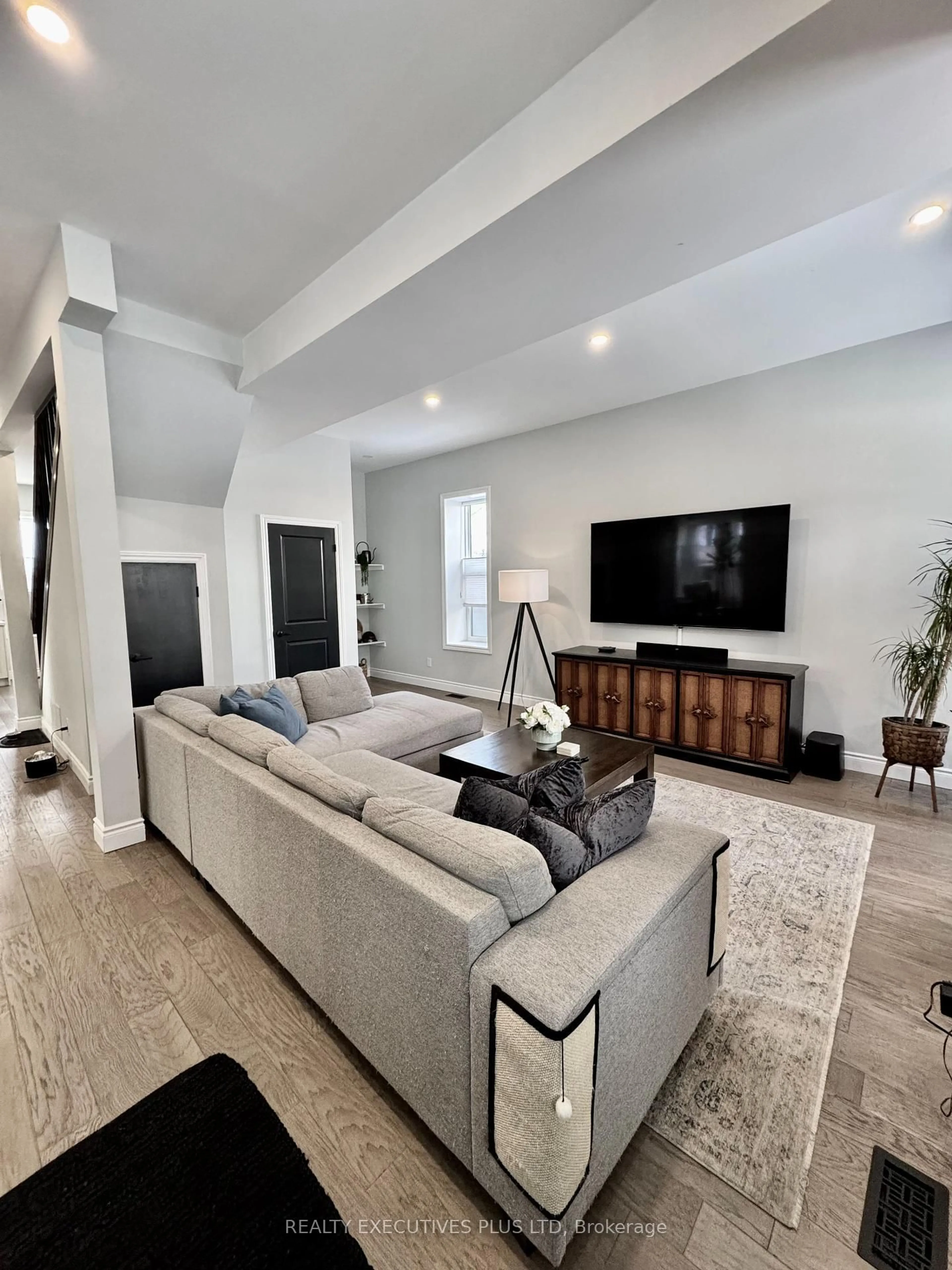 Living room with furniture, unknown for 6 Elgin St, Cambridge Ontario N1R 5G7