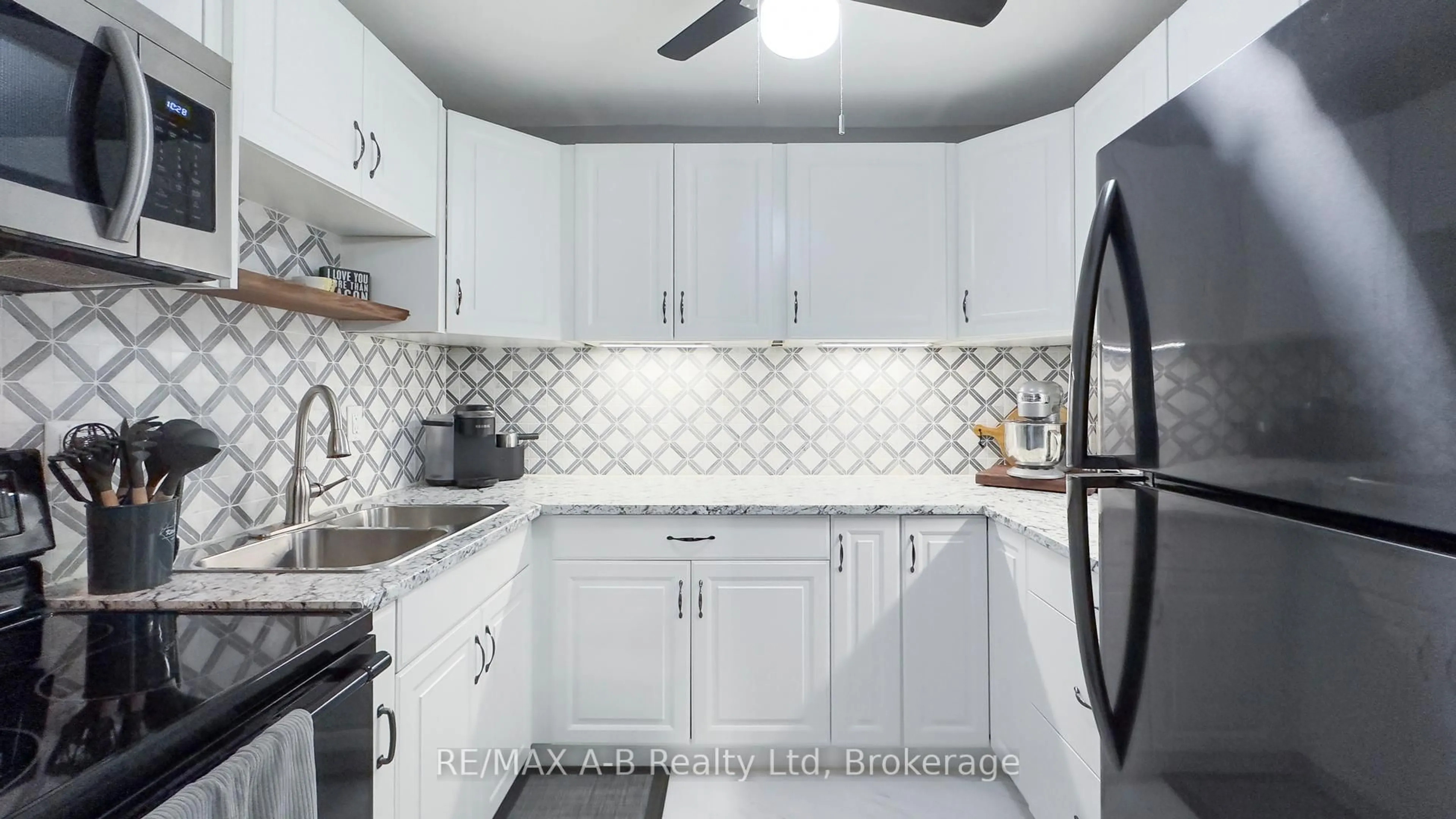 Standard kitchen, ceramic/tile floor for 583 Mornington Ave #1005, London East Ontario N5Y 3E9