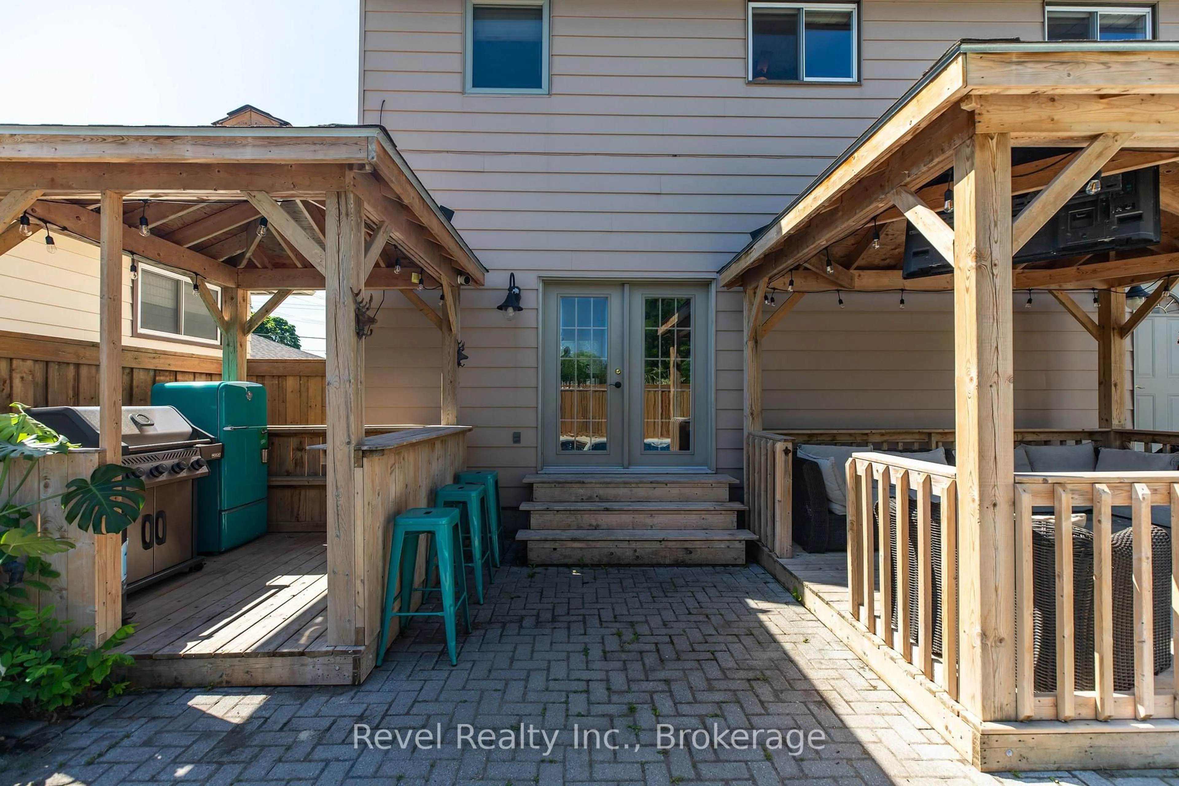 Patio, street for 786 8th St, Owen Sound Ontario N4K 1L9