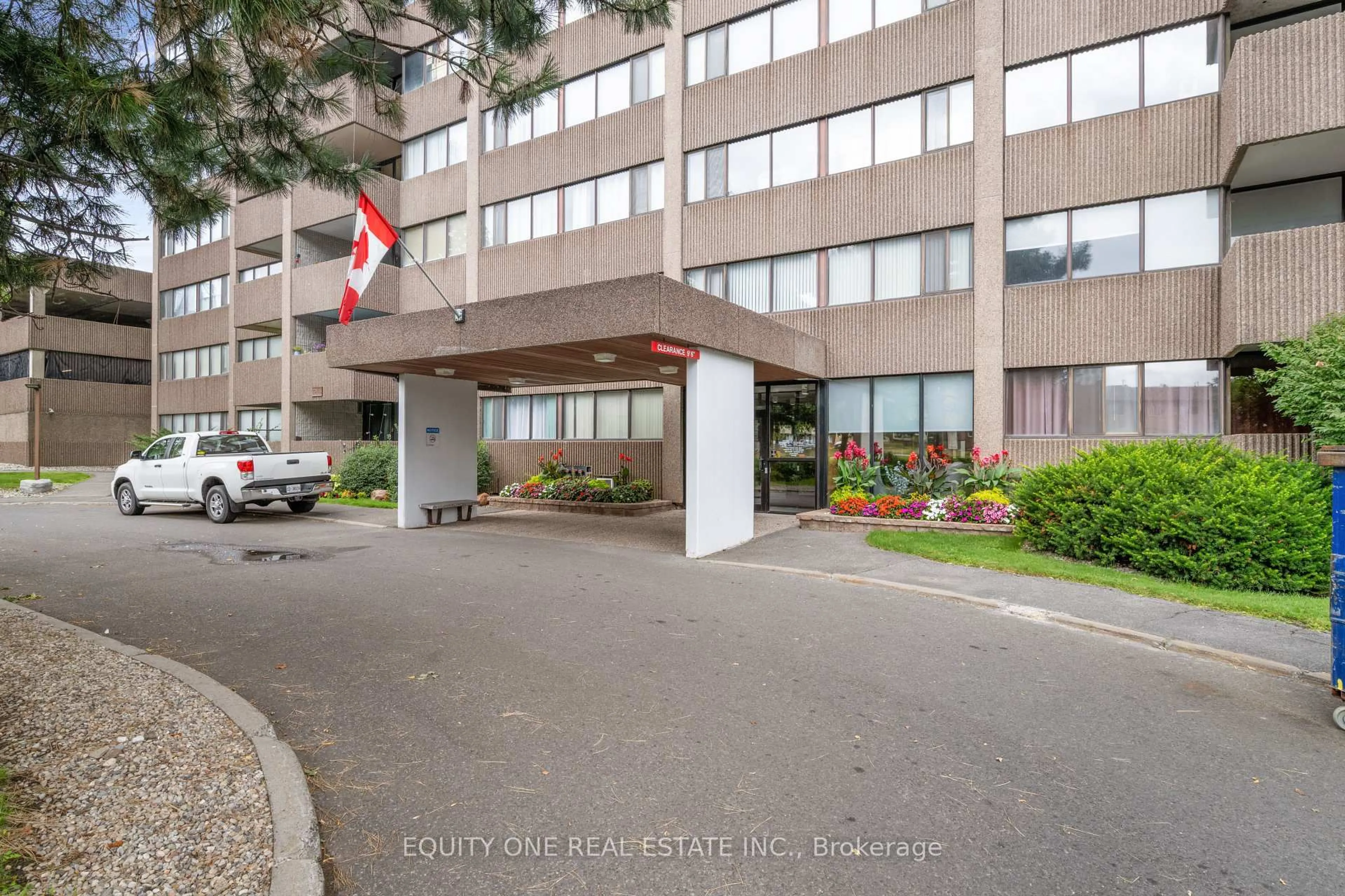 Indoor foyer for 1285 Cahill Dr #1801, Ottawa Ontario K1V 9A7