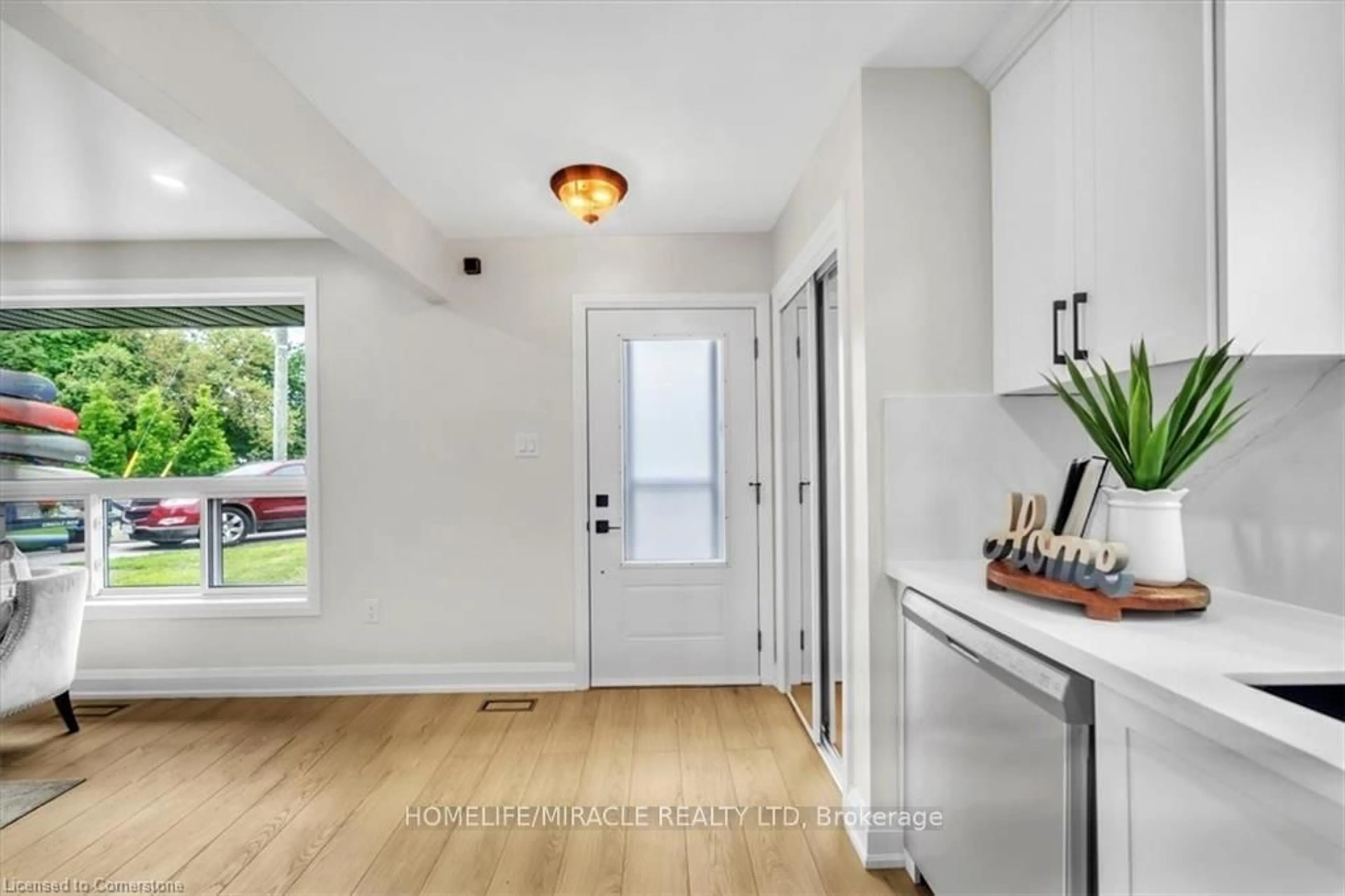 Indoor entryway for 4476 Margueritte Ave, Lincoln Ontario L3J 0B9