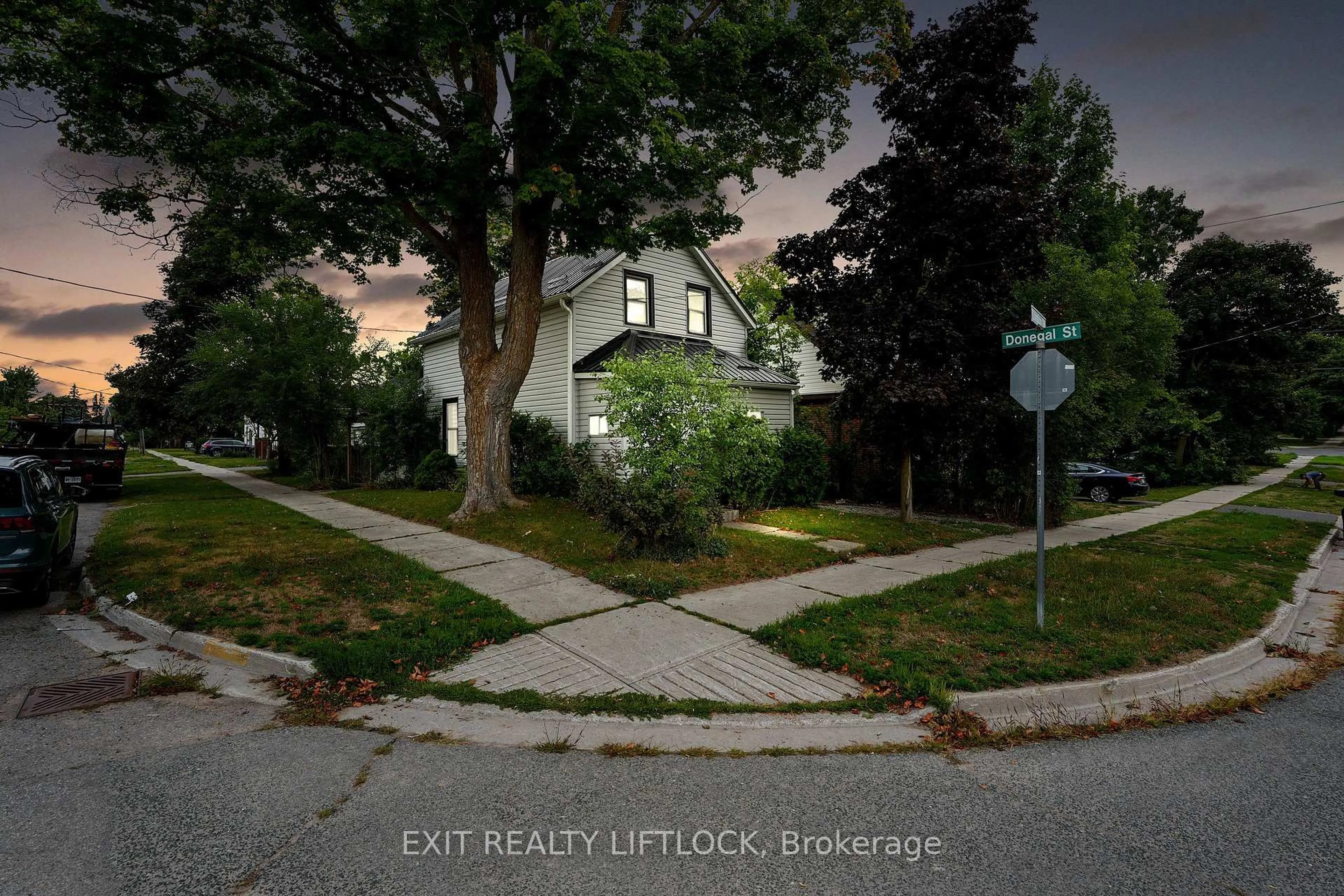 Blurry image for 378 London St, Peterborough Central Ontario K9H 2Z8