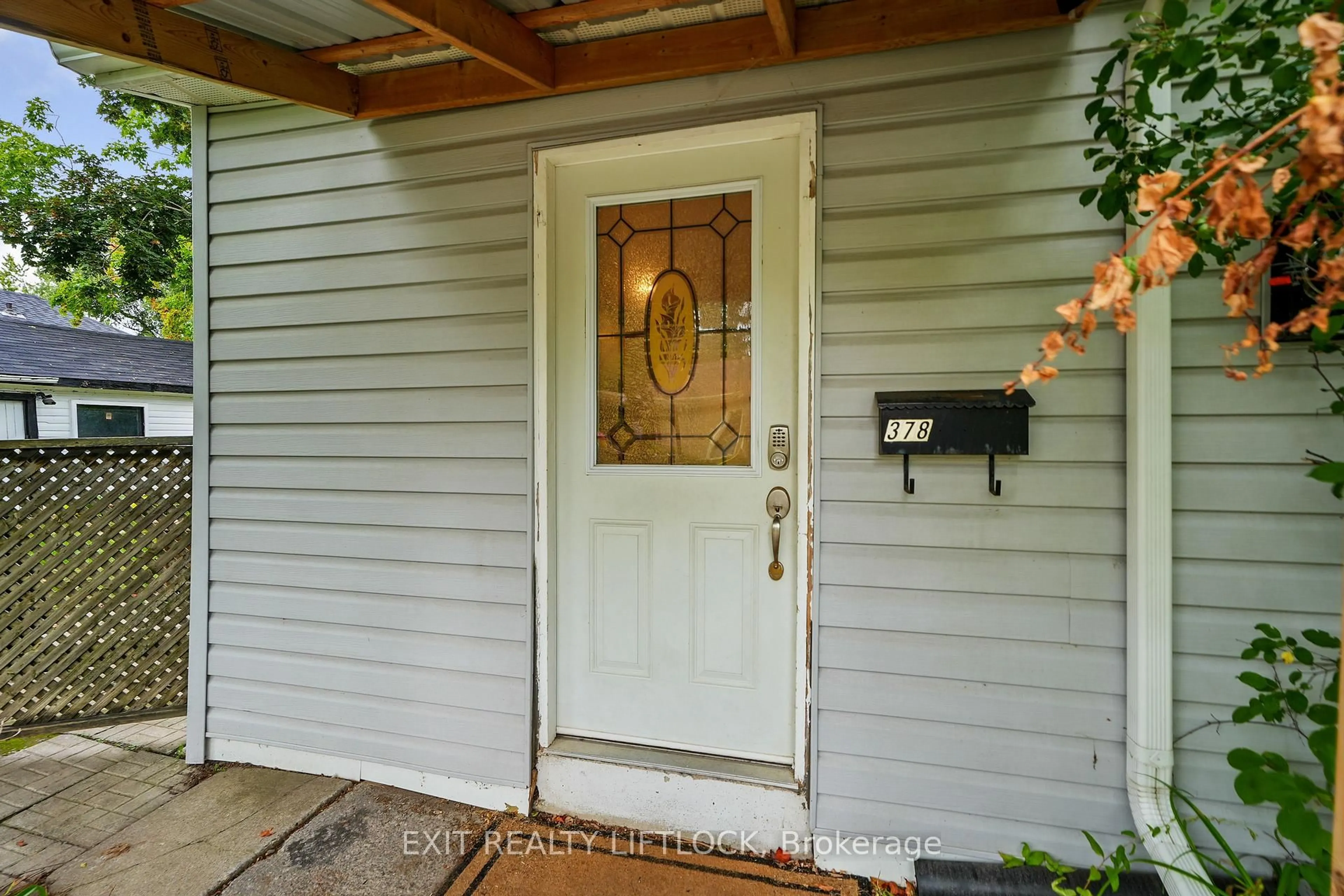 Indoor entryway for 378 London St, Peterborough Central Ontario K9H 2Z8
