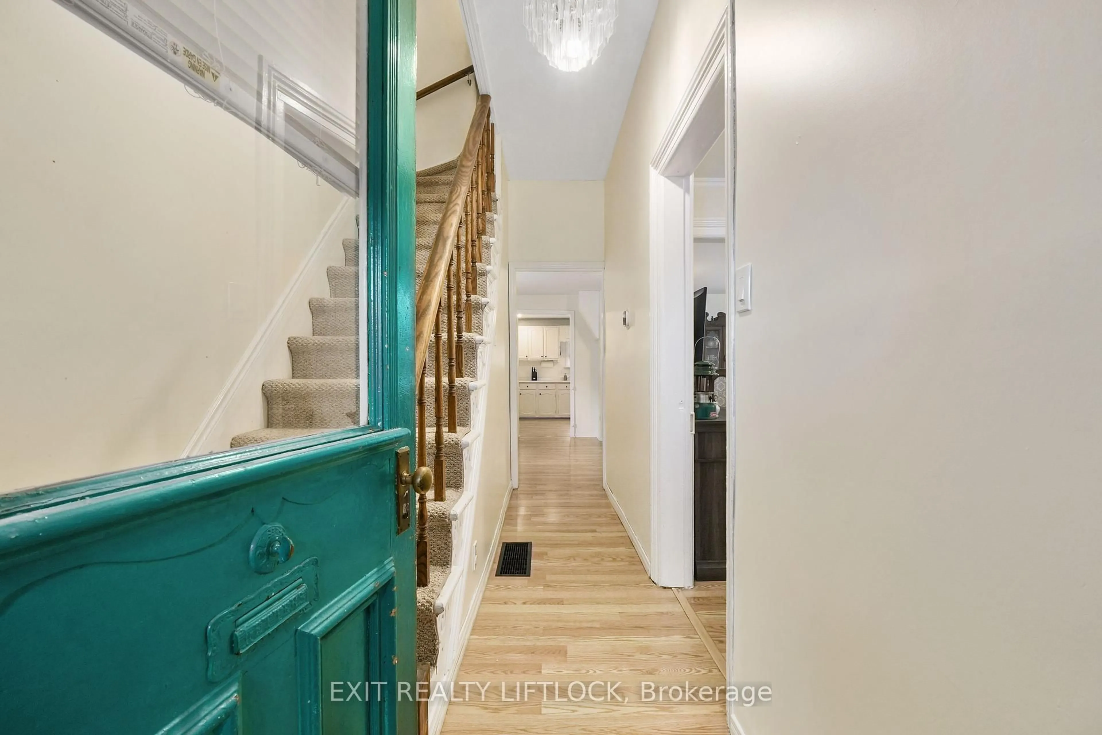 Indoor entryway for 378 London St, Peterborough Central Ontario K9H 2Z8