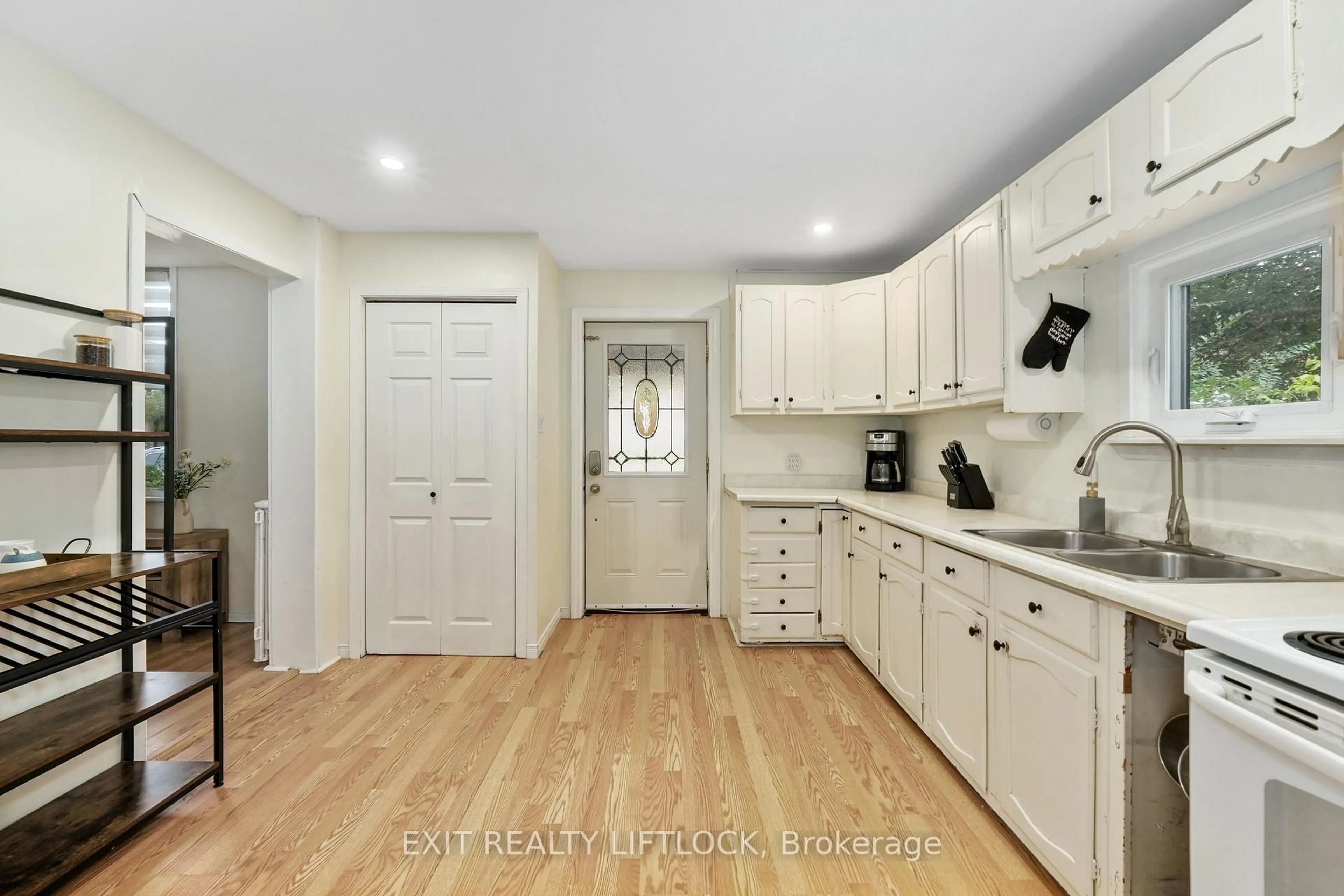 Open concept kitchen, unknown for 378 London St, Peterborough Central Ontario K9H 2Z8