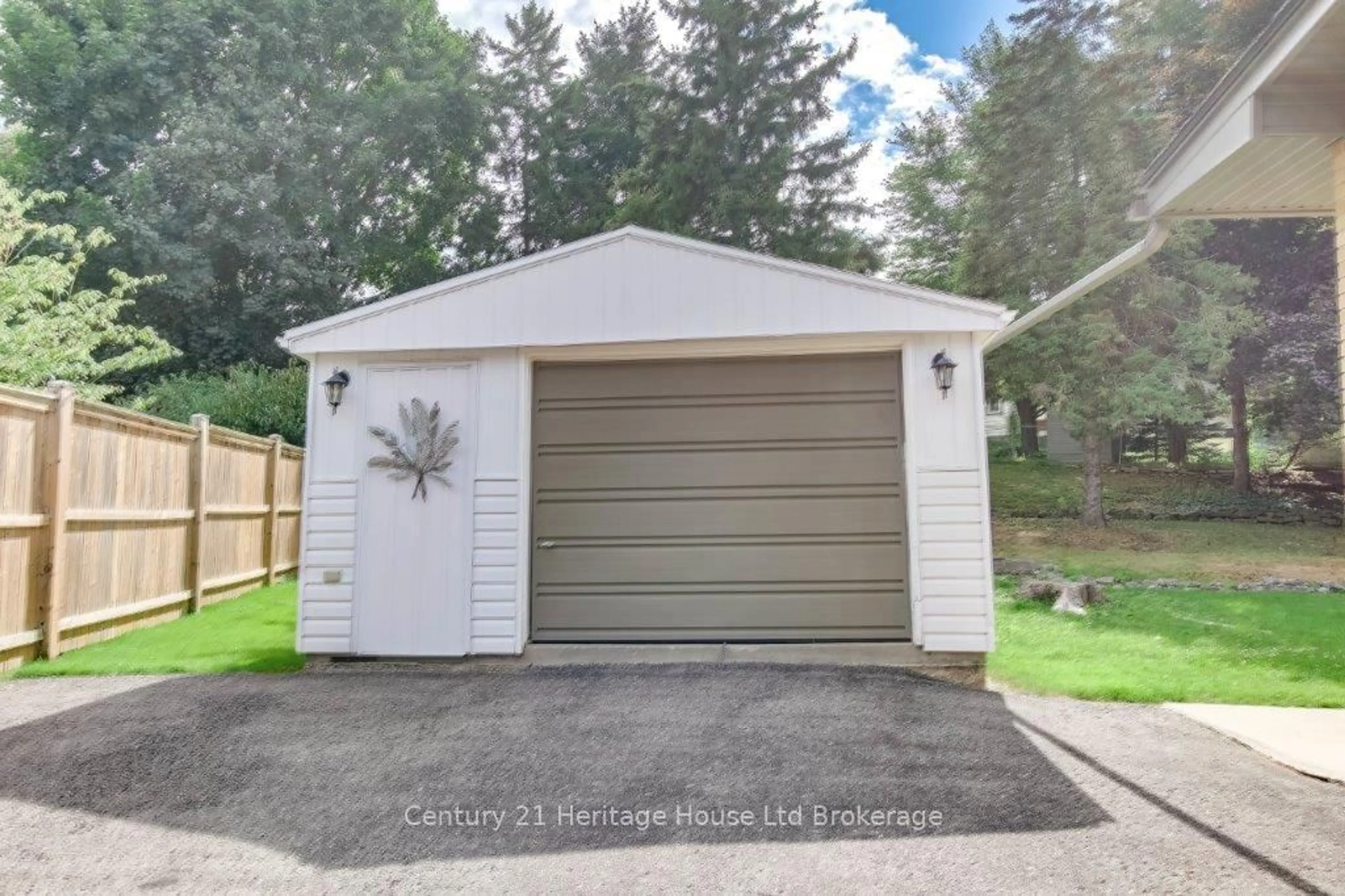 Indoor garage for 85 North Park Cres, Woodstock Ontario N4S 7M1