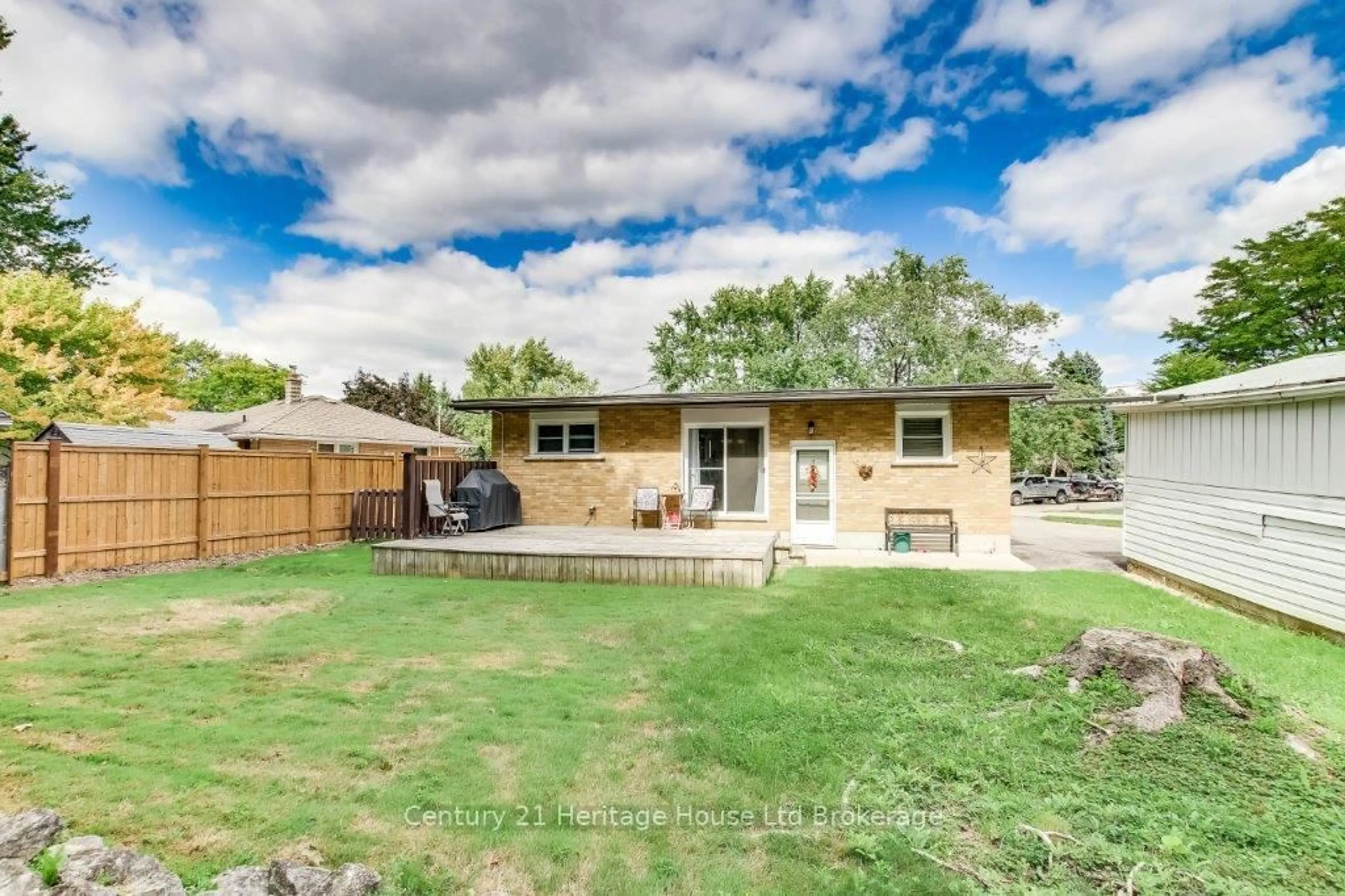 A pic from outside/outdoor area/front of a property/back of a property/a pic from drone, street for 85 North Park Cres, Woodstock Ontario N4S 7M1