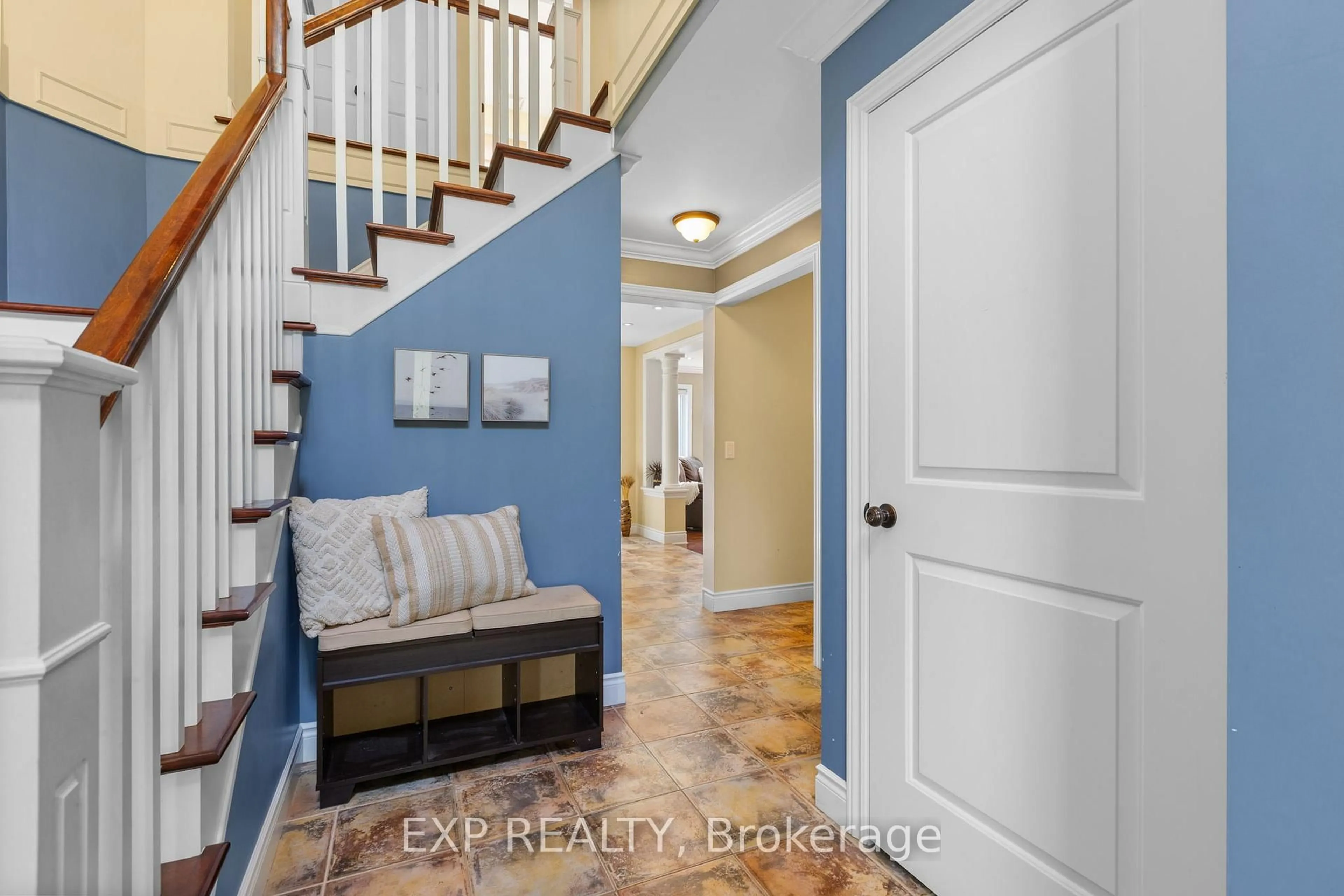 Indoor entryway for 8325 Albert Bouwers Circ, Metcalfe Ontario K0A 2P0