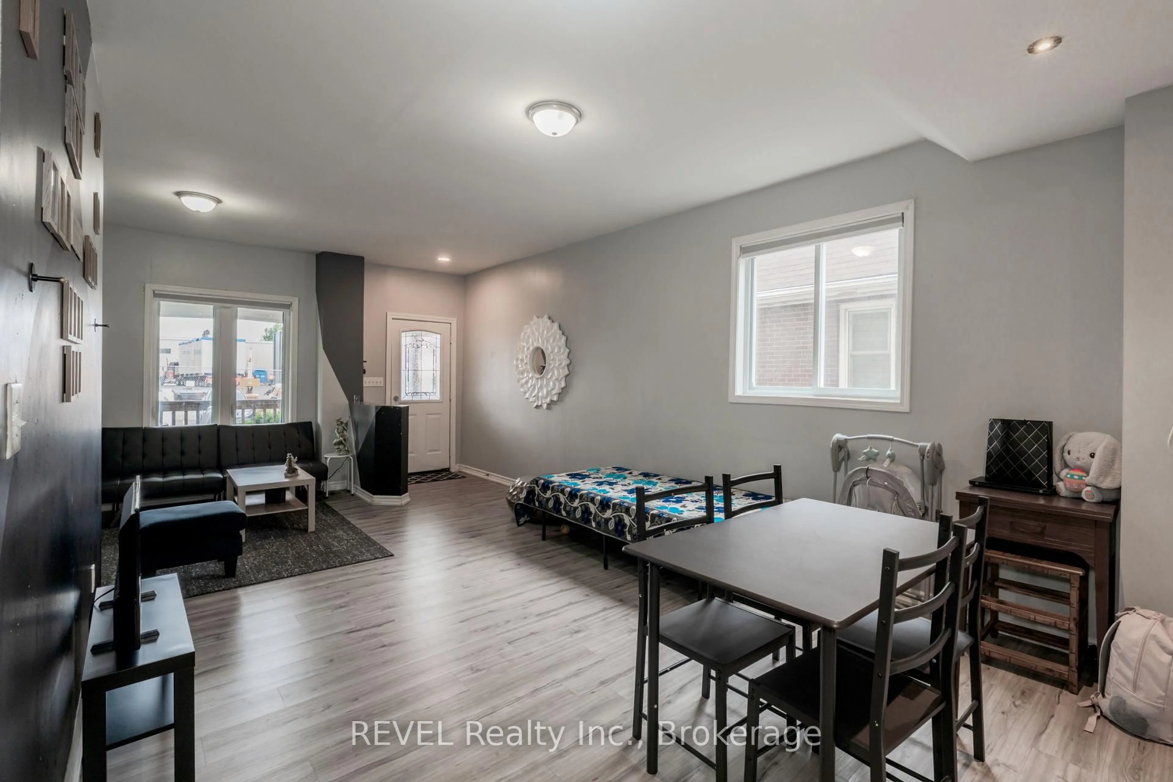 A pic of a room for 24 Imperial St, Hamilton Ontario L8L 4E3