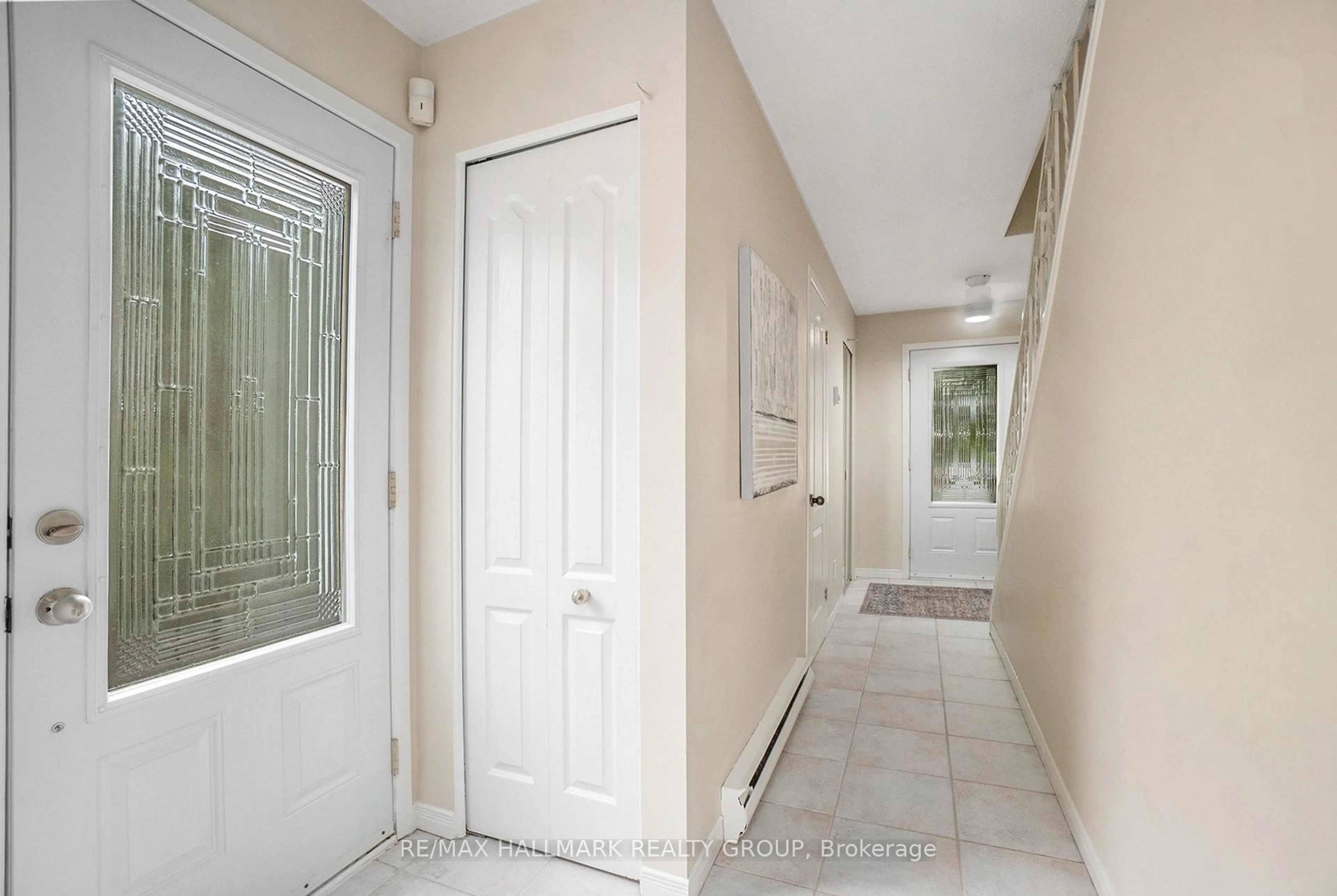 Indoor entryway for 1611 Belcourt Blvd, Orleans Ontario K1C 1M3