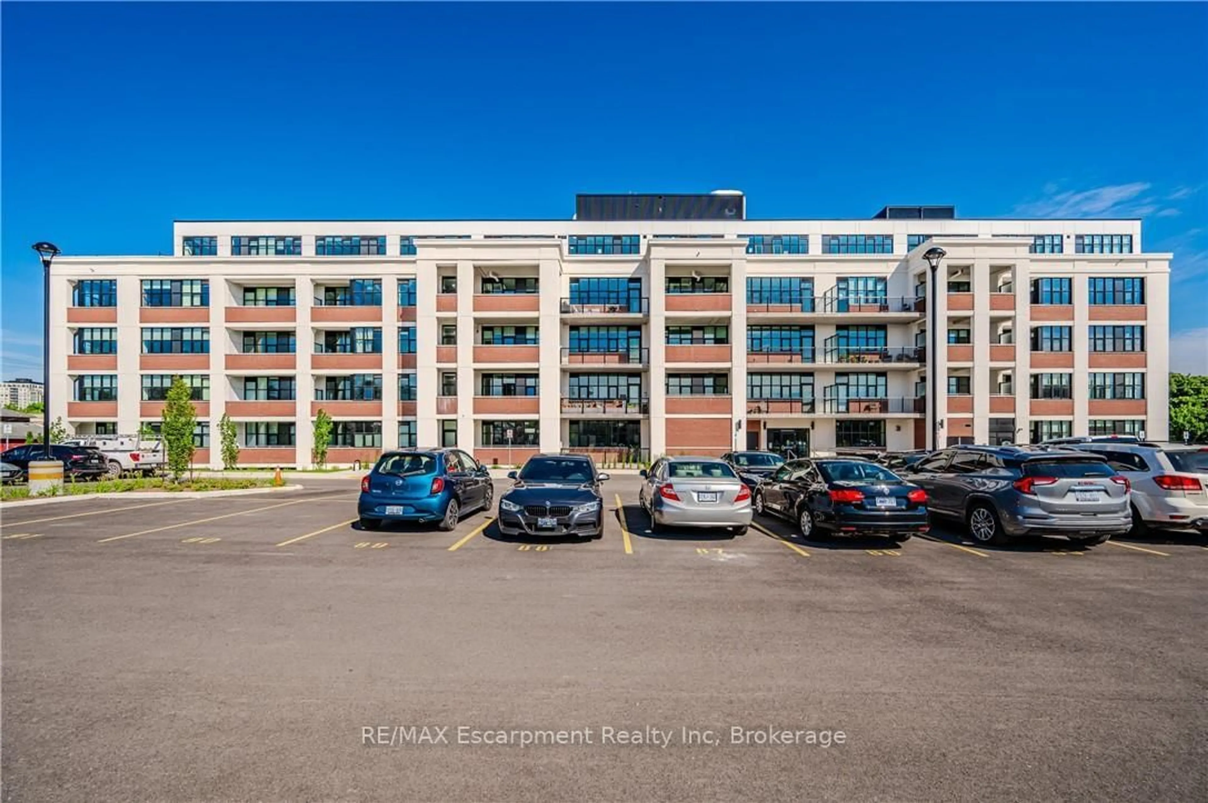 Indoor foyer for 120 Huron St #528, Guelph Ontario N1E 0T8