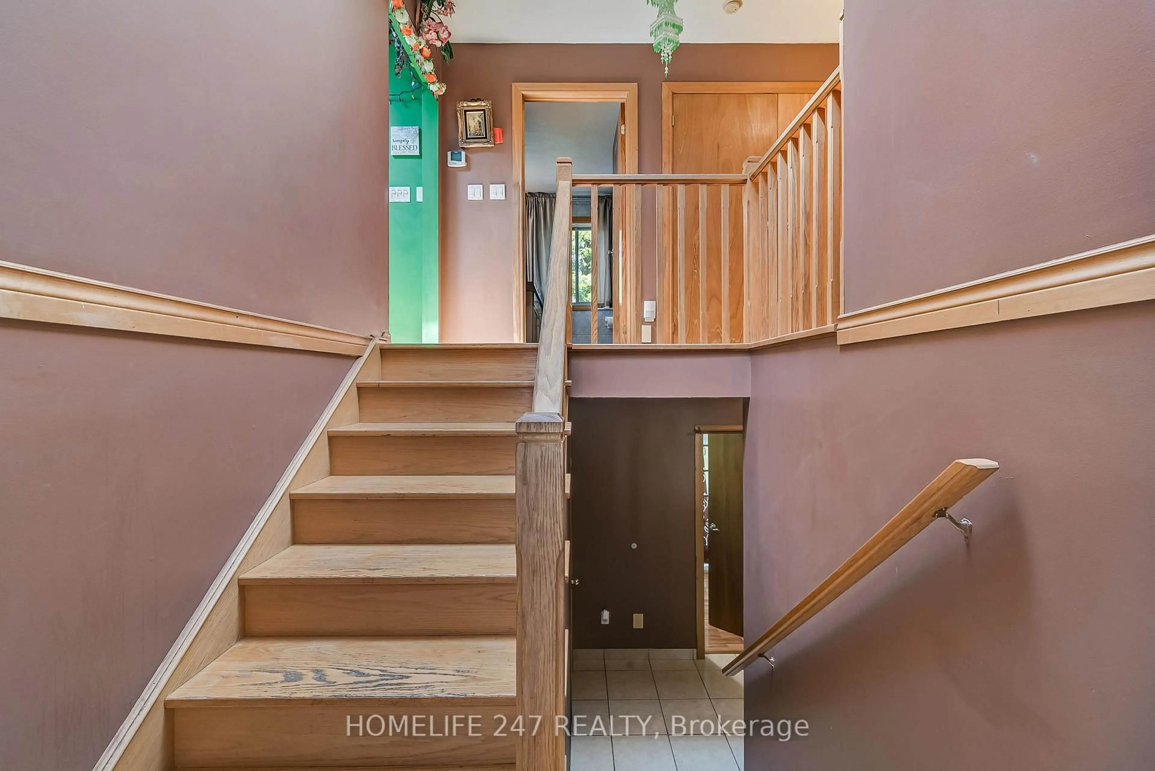 Indoor foyer for 331 Paisley Rd, Guelph Ontario N1H 2R1