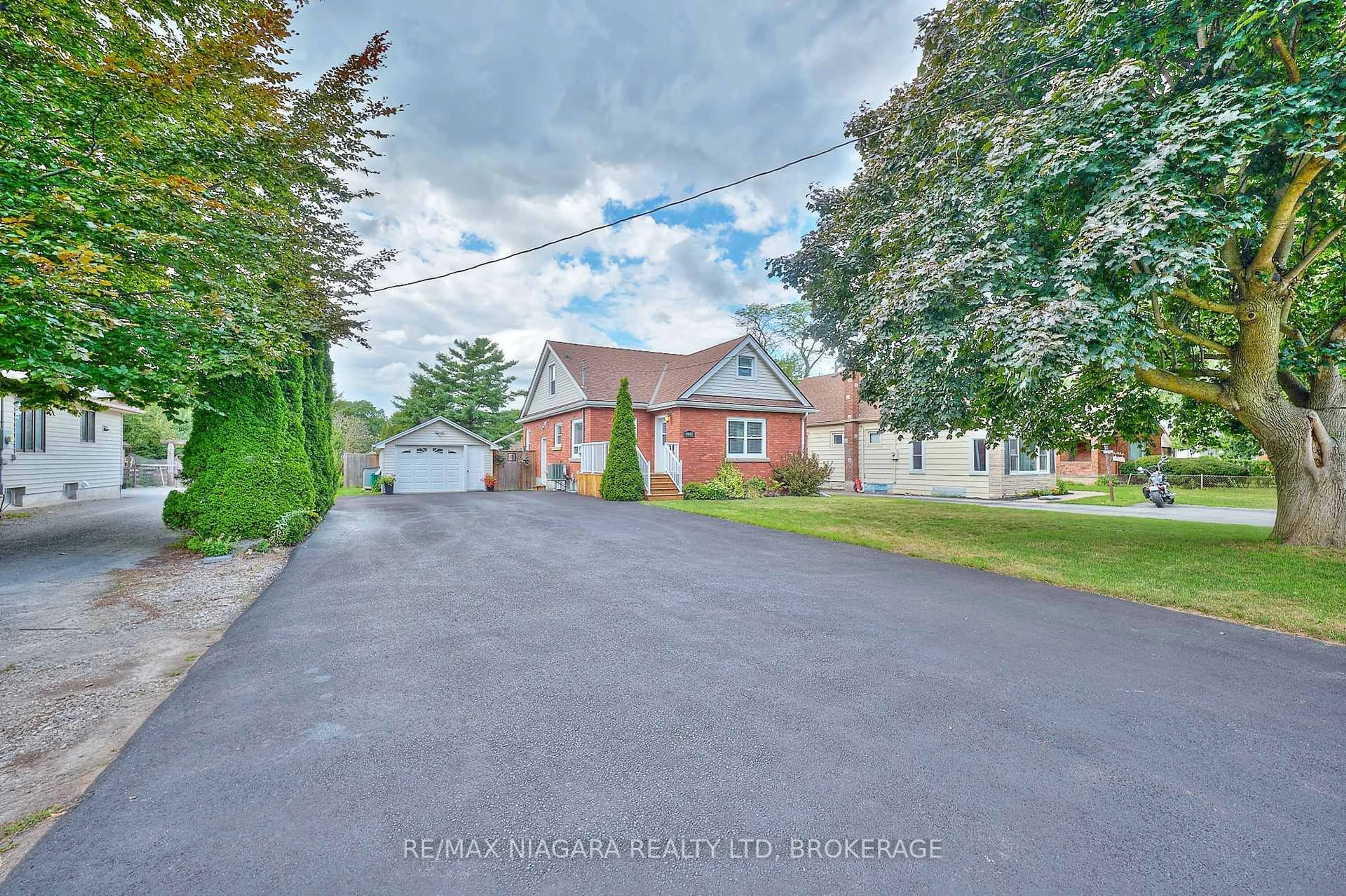 A pic from outside/outdoor area/front of a property/back of a property/a pic from drone, street for 5667 Montrose Rd, Niagara Falls Ontario L2H 1K9