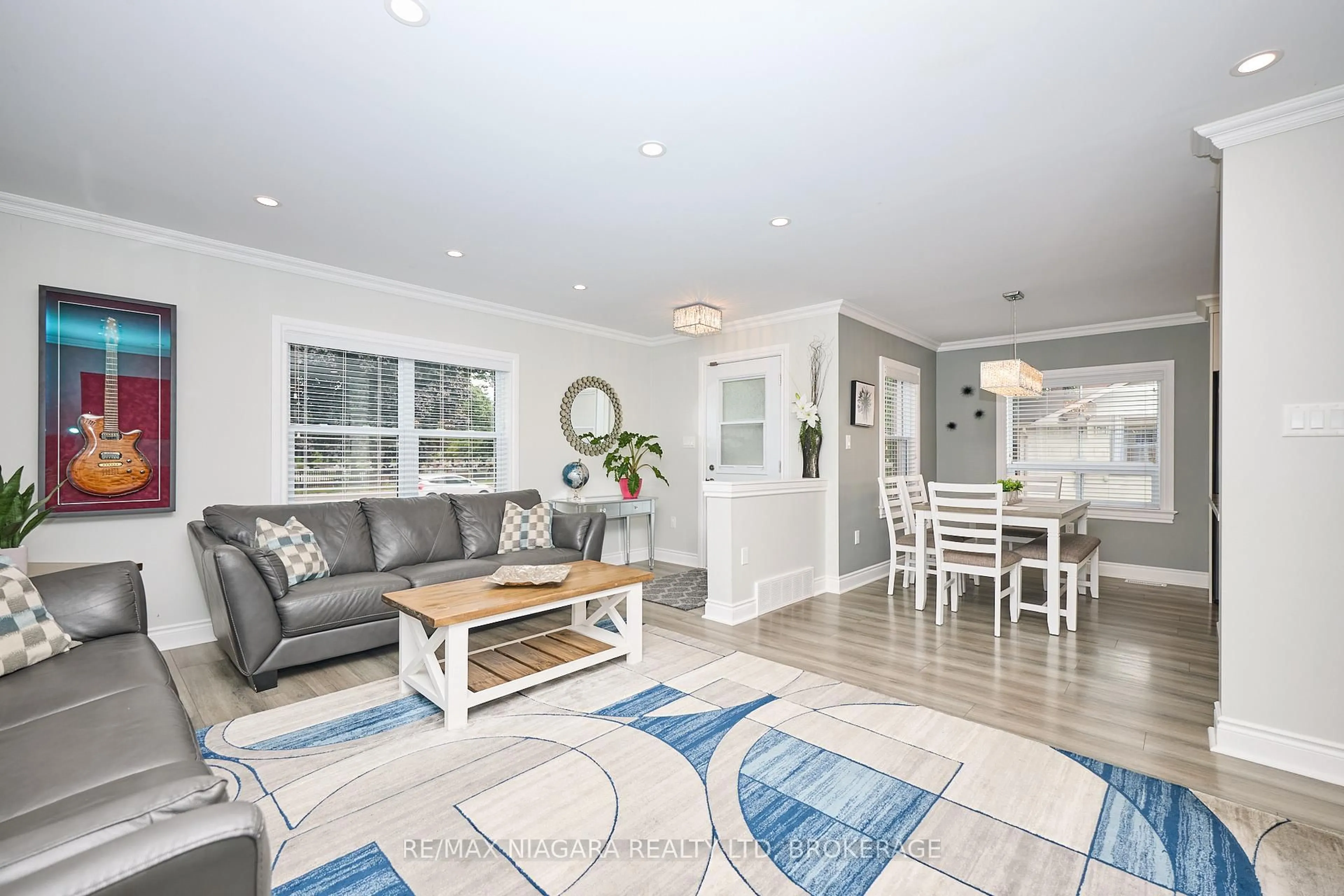 Living room with furniture, unknown for 5667 Montrose Rd, Niagara Falls Ontario L2H 1K9