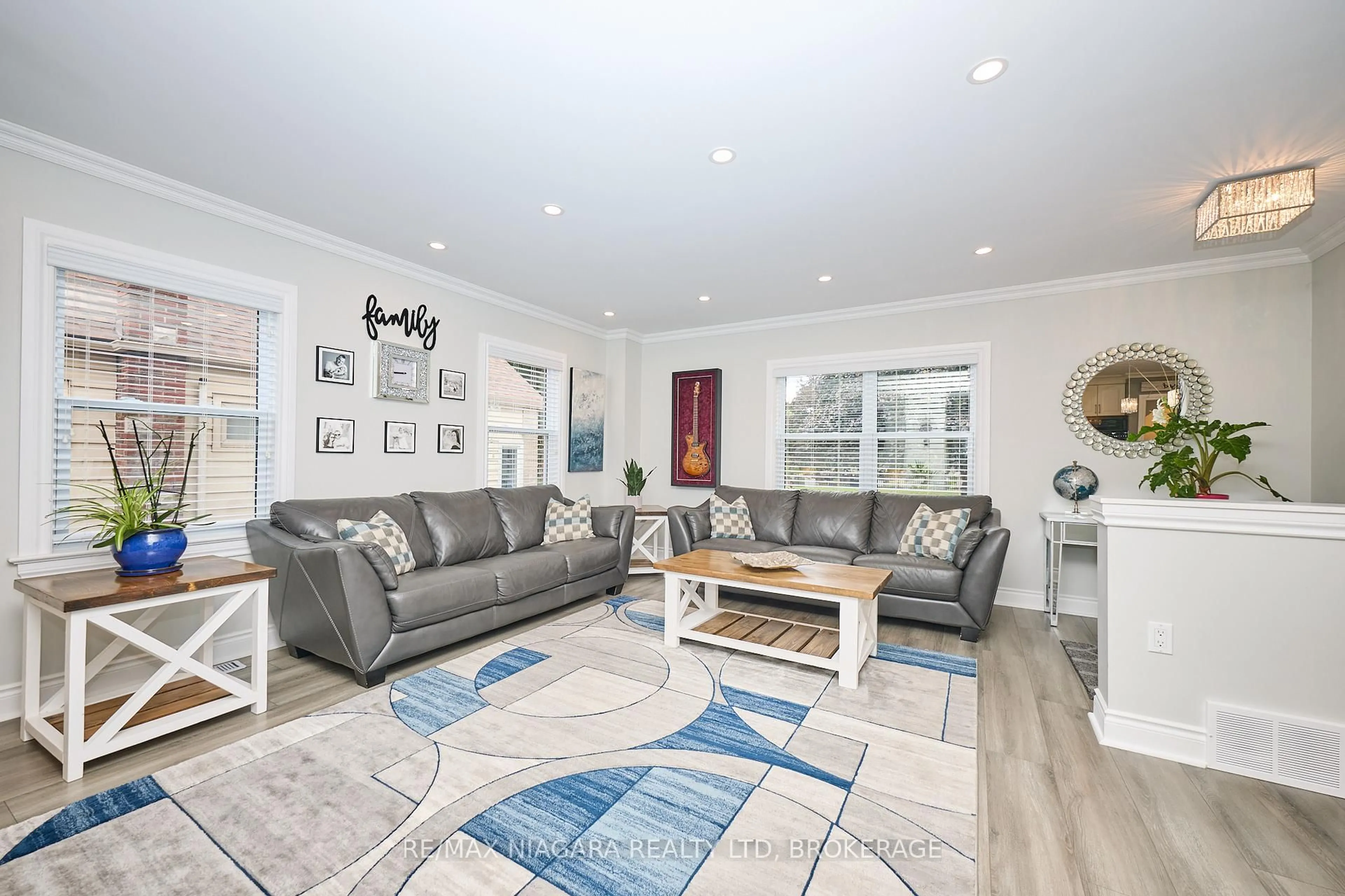 Living room with furniture, unknown for 5667 Montrose Rd, Niagara Falls Ontario L2H 1K9