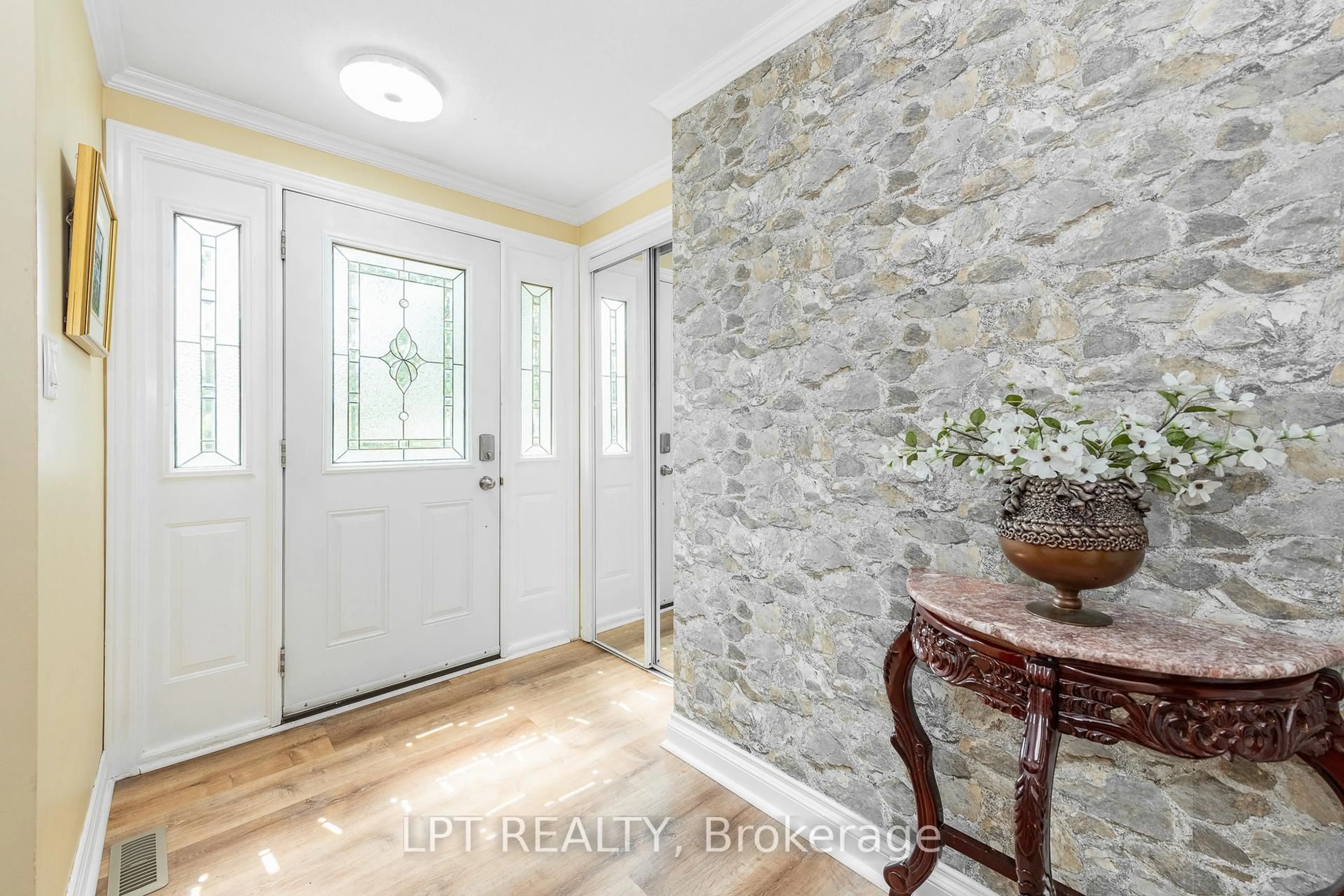Indoor entryway for 9 Dallaire Cres, Richmond Ontario K0A 2Z0