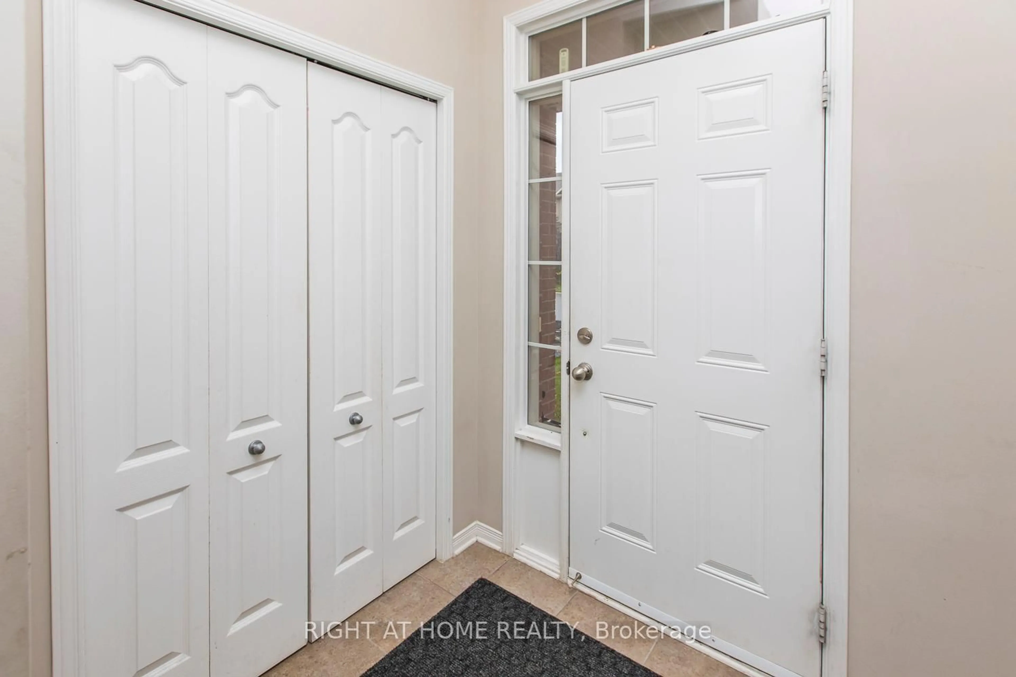 Indoor entryway for 241 BADGELEY Ave, Ottawa Ontario K2T 0A7