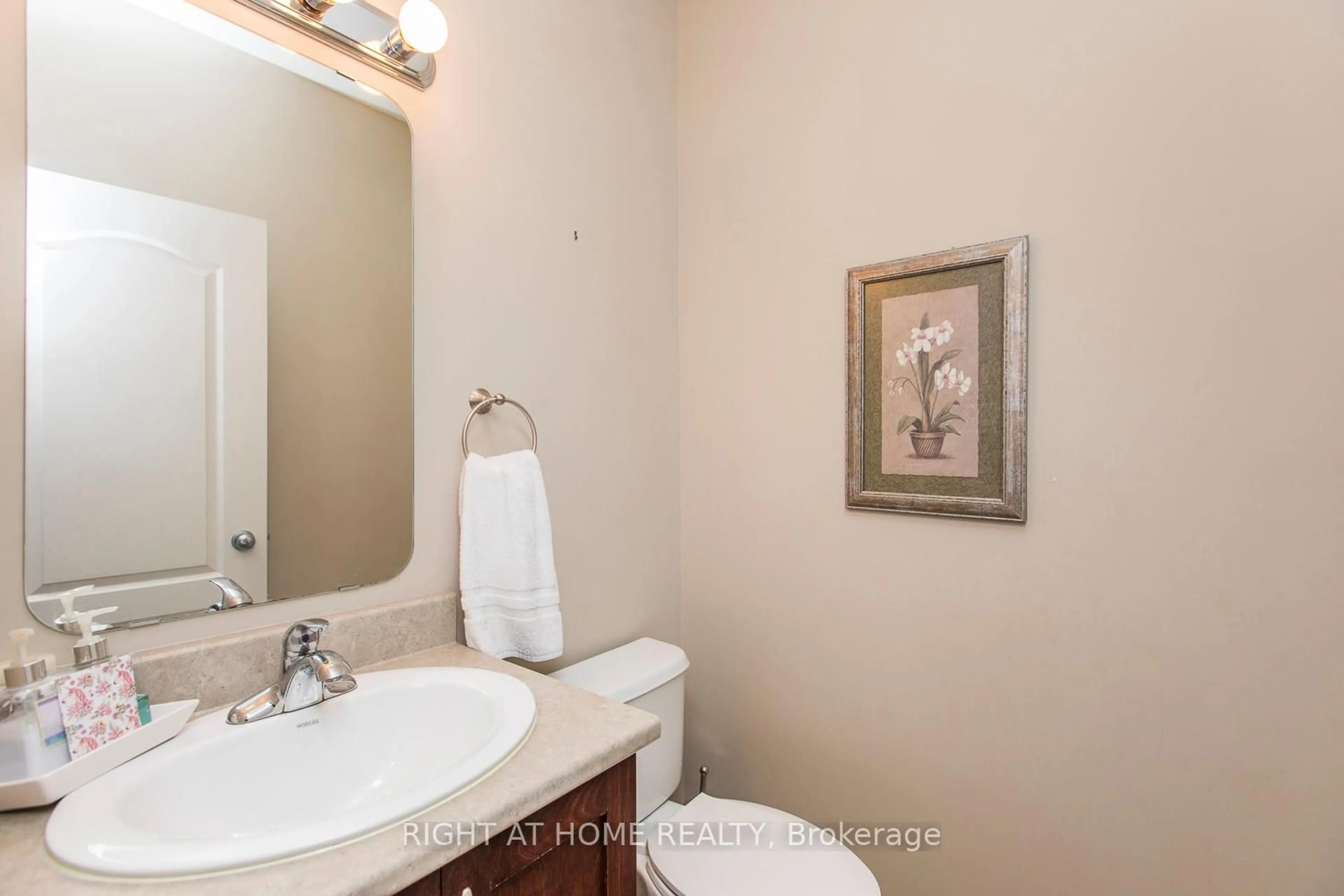 Standard bathroom, ceramic/tile floor for 241 BADGELEY Ave, Ottawa Ontario K2T 0A7