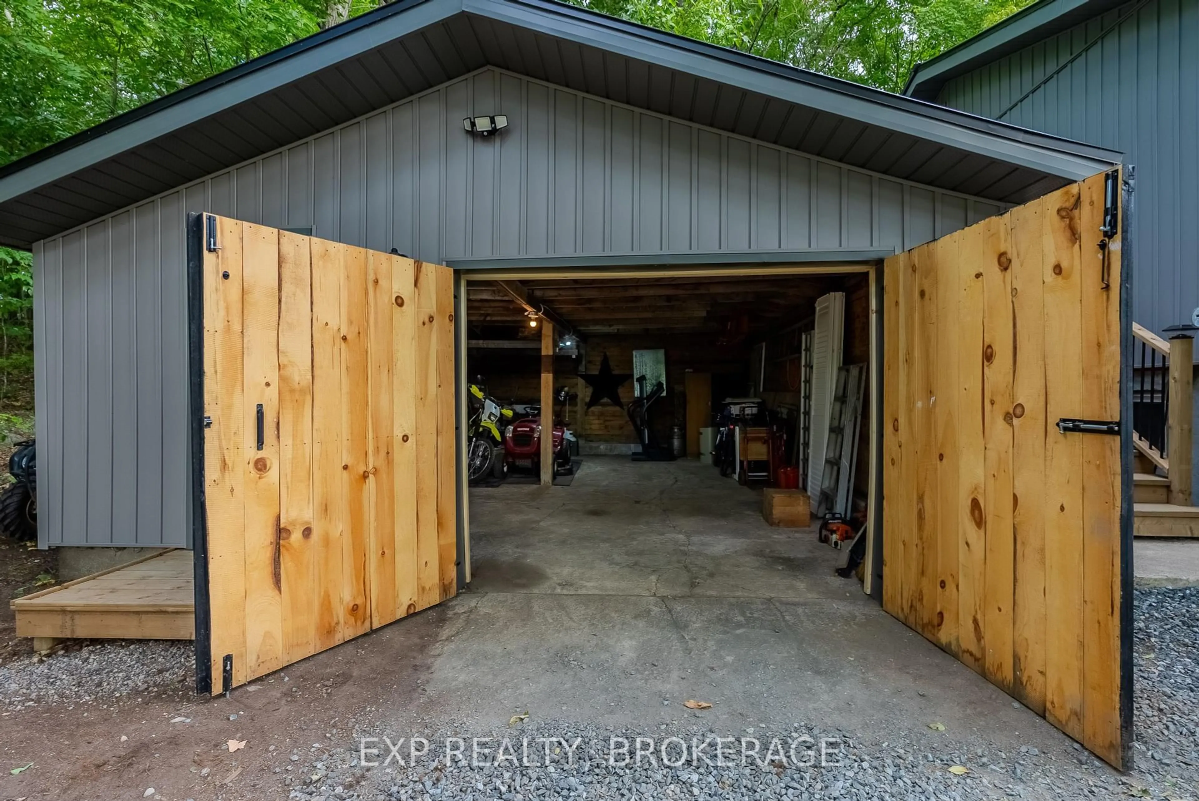 Indoor garage for 6187 Arden Rd, Arden Ontario K0H 1B0