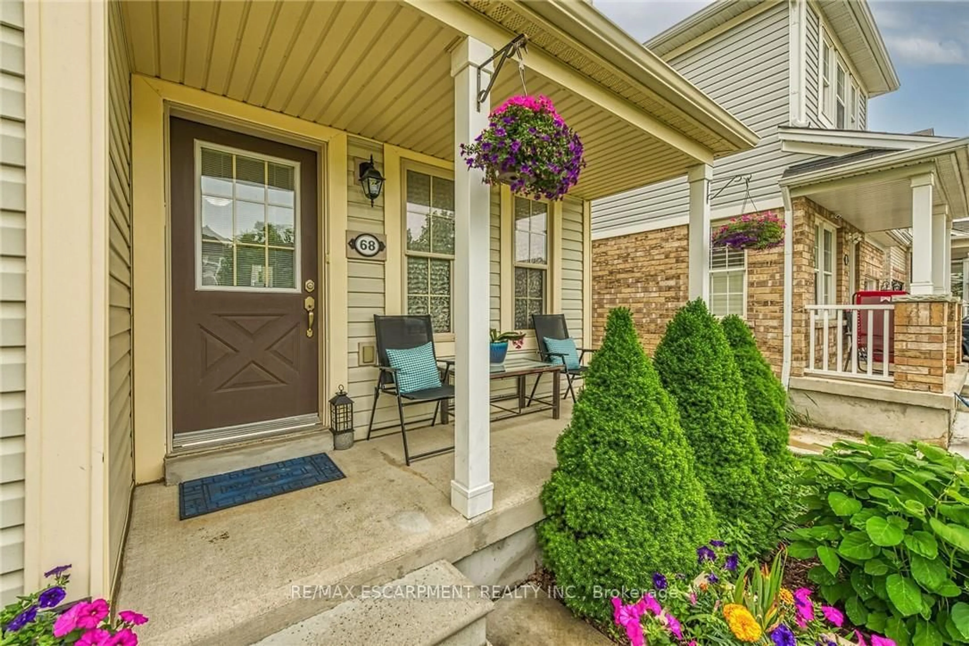 Indoor entryway for 68 Powell Dr, Hamilton Ontario L0R 1C0