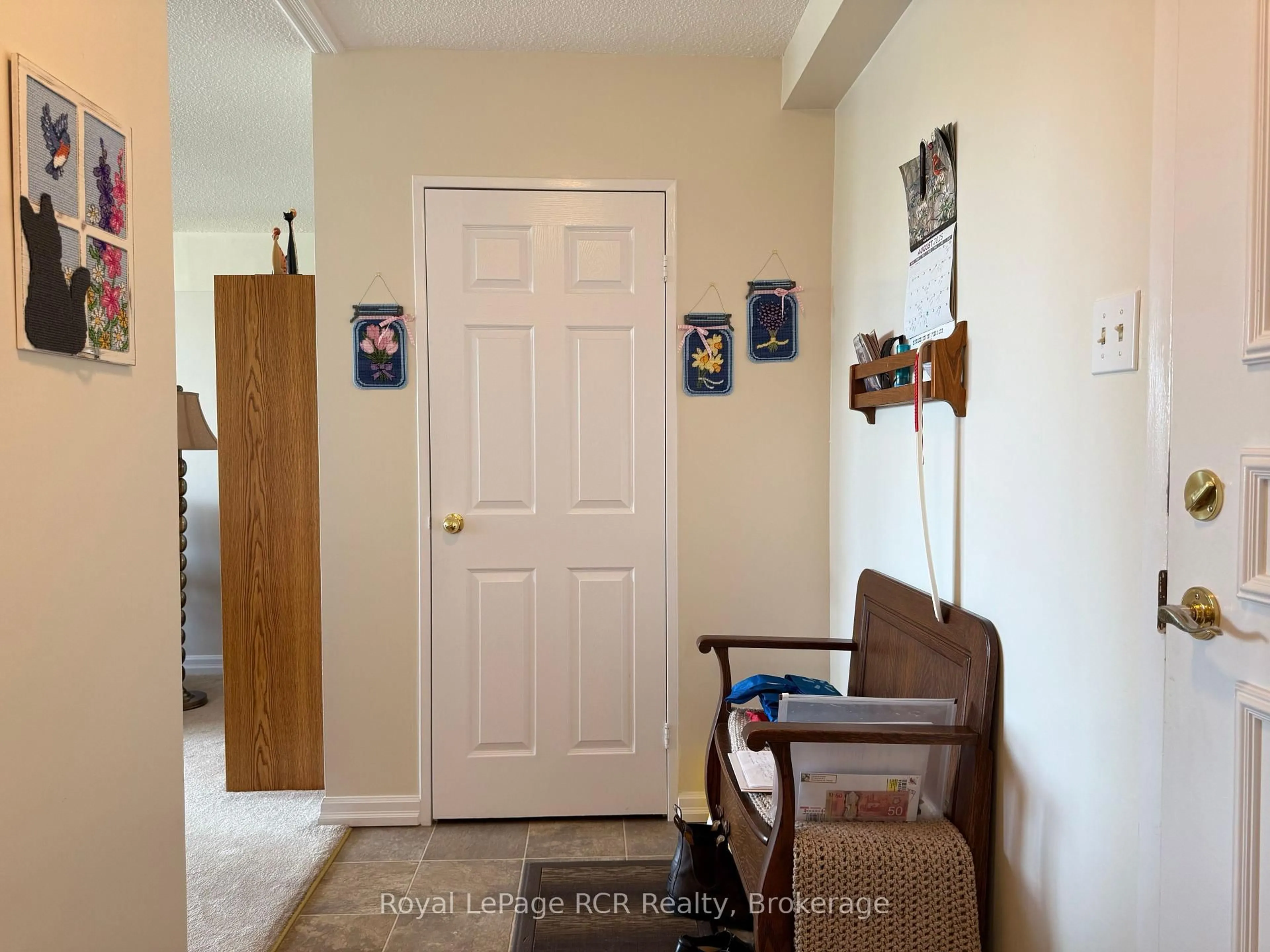 Indoor entryway for 860 9TH St #410, Owen Sound Ontario N4K 1R2