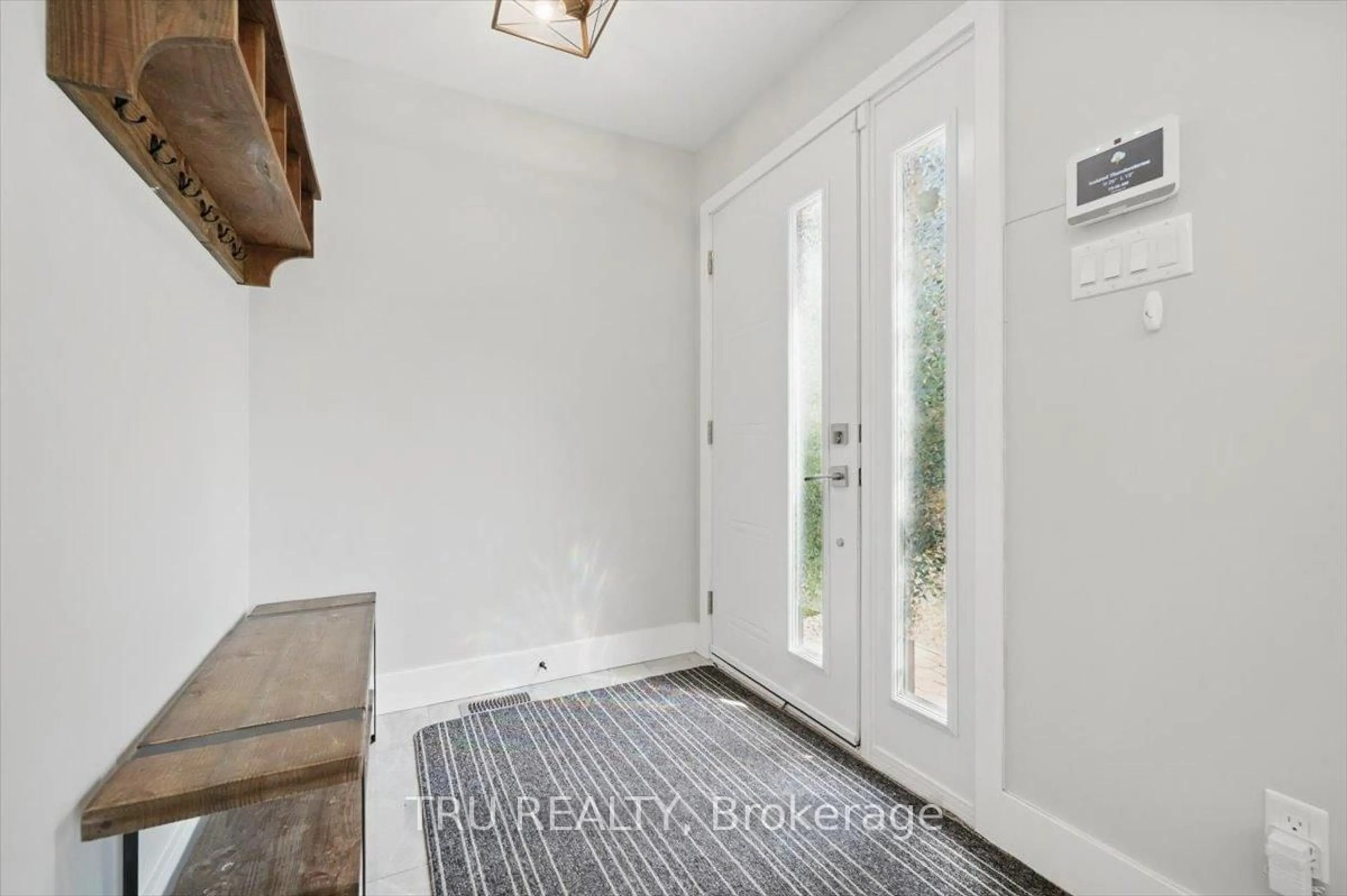 Indoor entryway for 2114 Balharrie Ave, Ottawa Ontario K1G 1G5