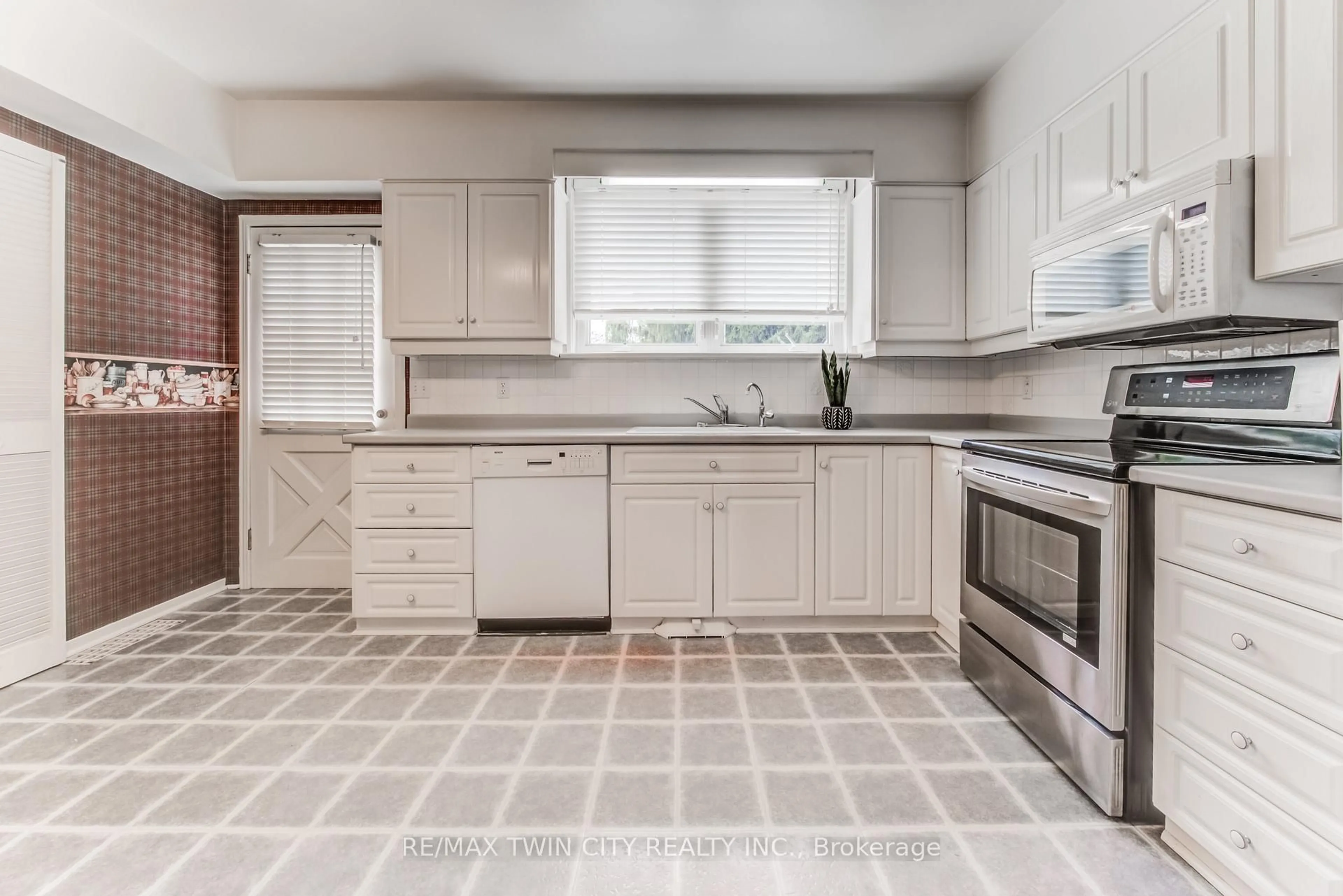 Standard kitchen, ceramic/tile floor for 542 William St, Cambridge Ontario N3H 3W7