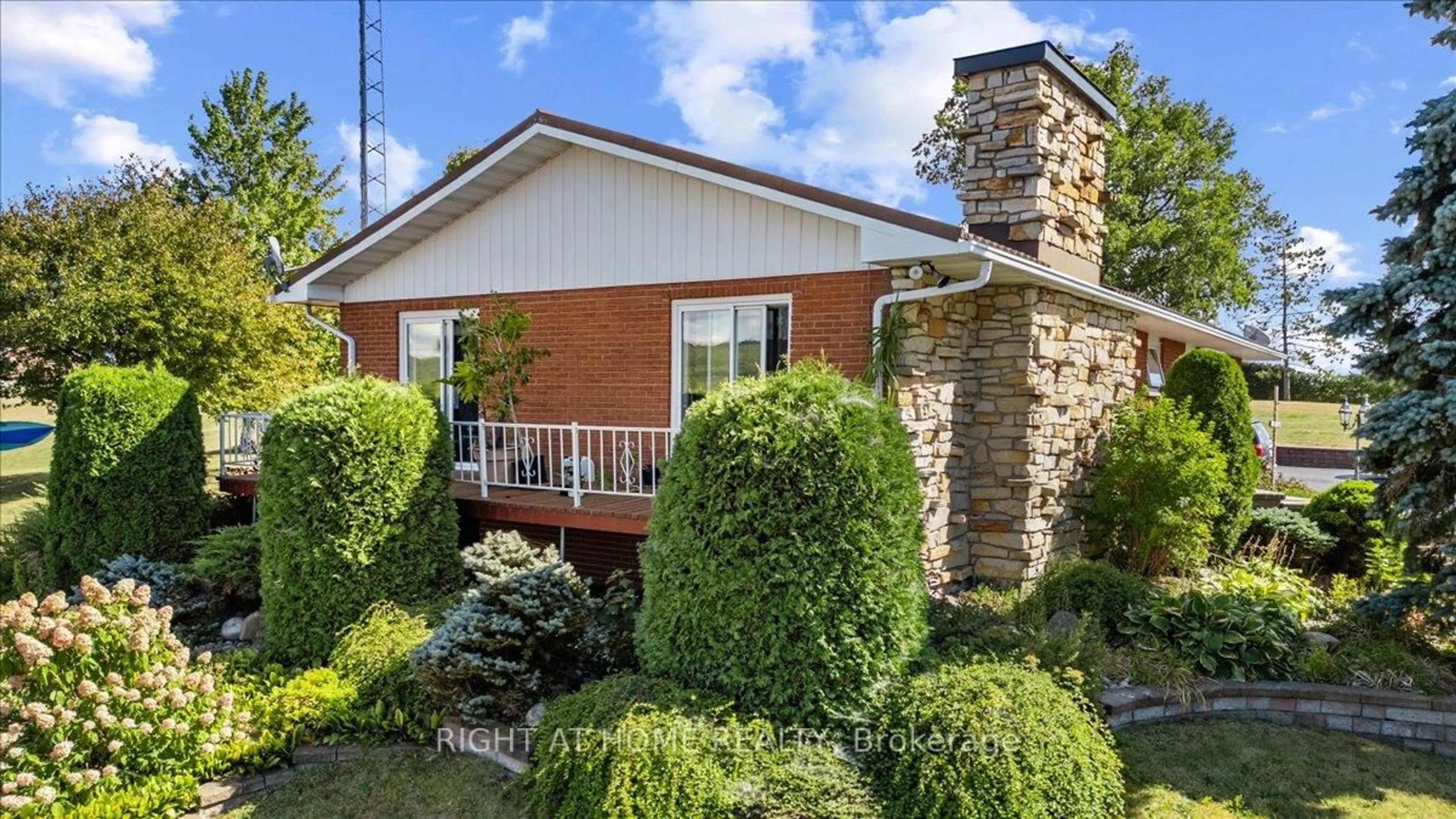 Home with brick exterior material, unknown for 1835 Ch. du Traversier St, Alfred and Plantagenet Ontario K0B 1J0