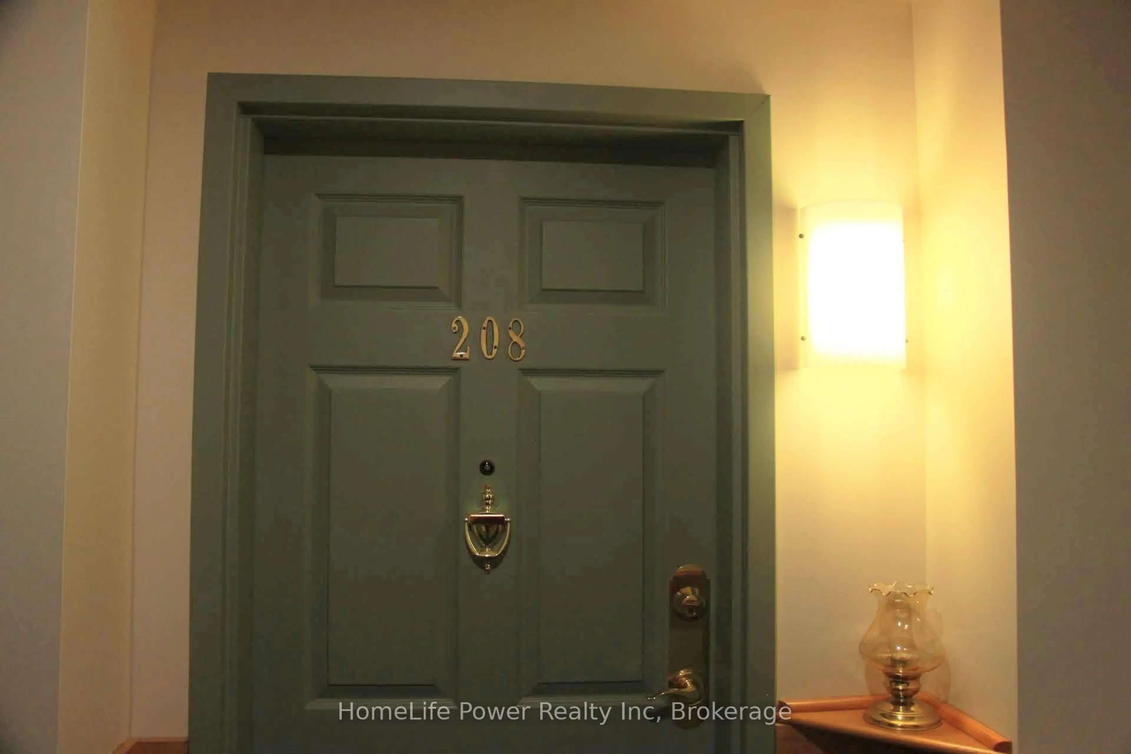 Indoor entryway for 20 ST GEORGE St #208, Kitchener Ontario N2G 2S7