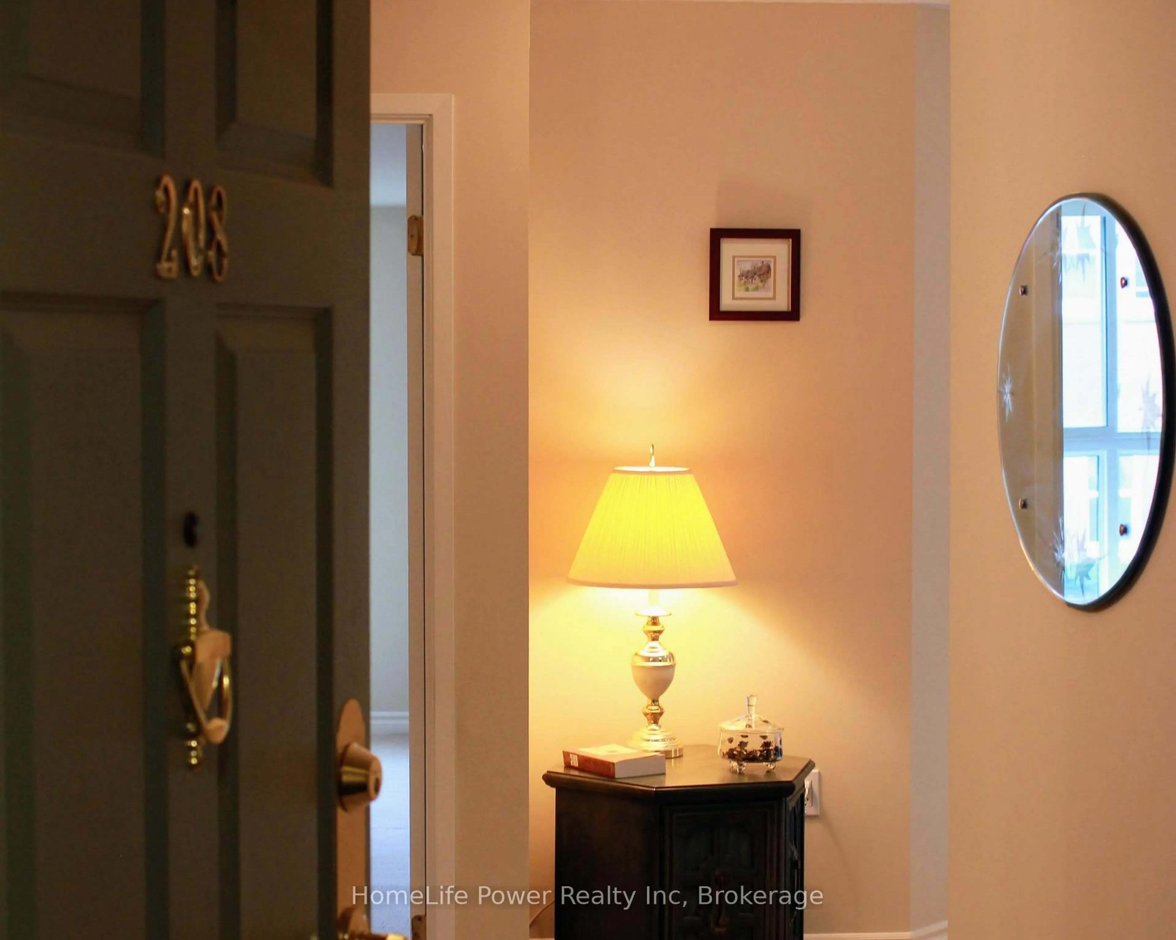 Indoor entryway for 20 ST GEORGE St #208, Kitchener Ontario N2G 2S7