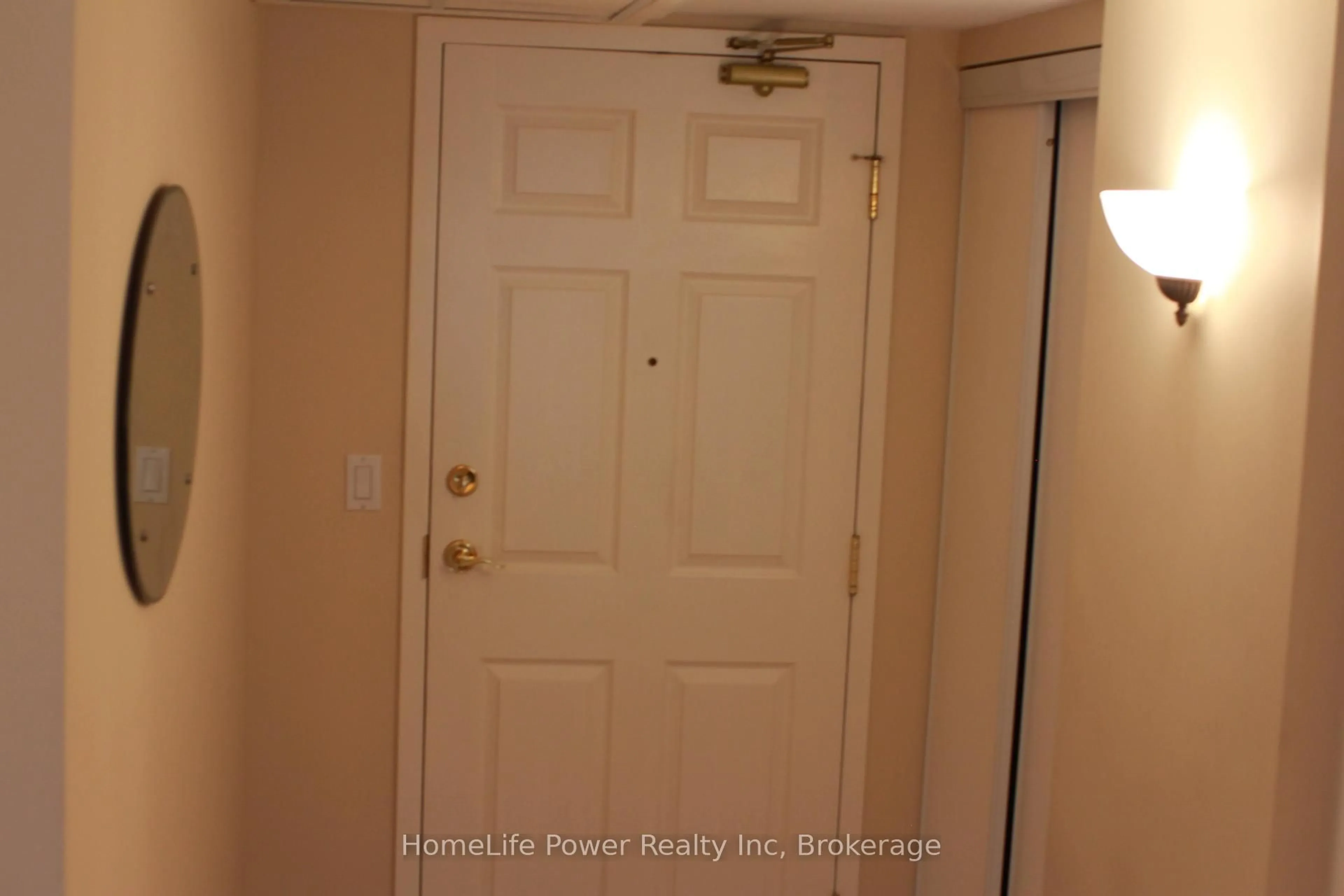 Indoor entryway for 20 ST GEORGE St #208, Kitchener Ontario N2G 2S7