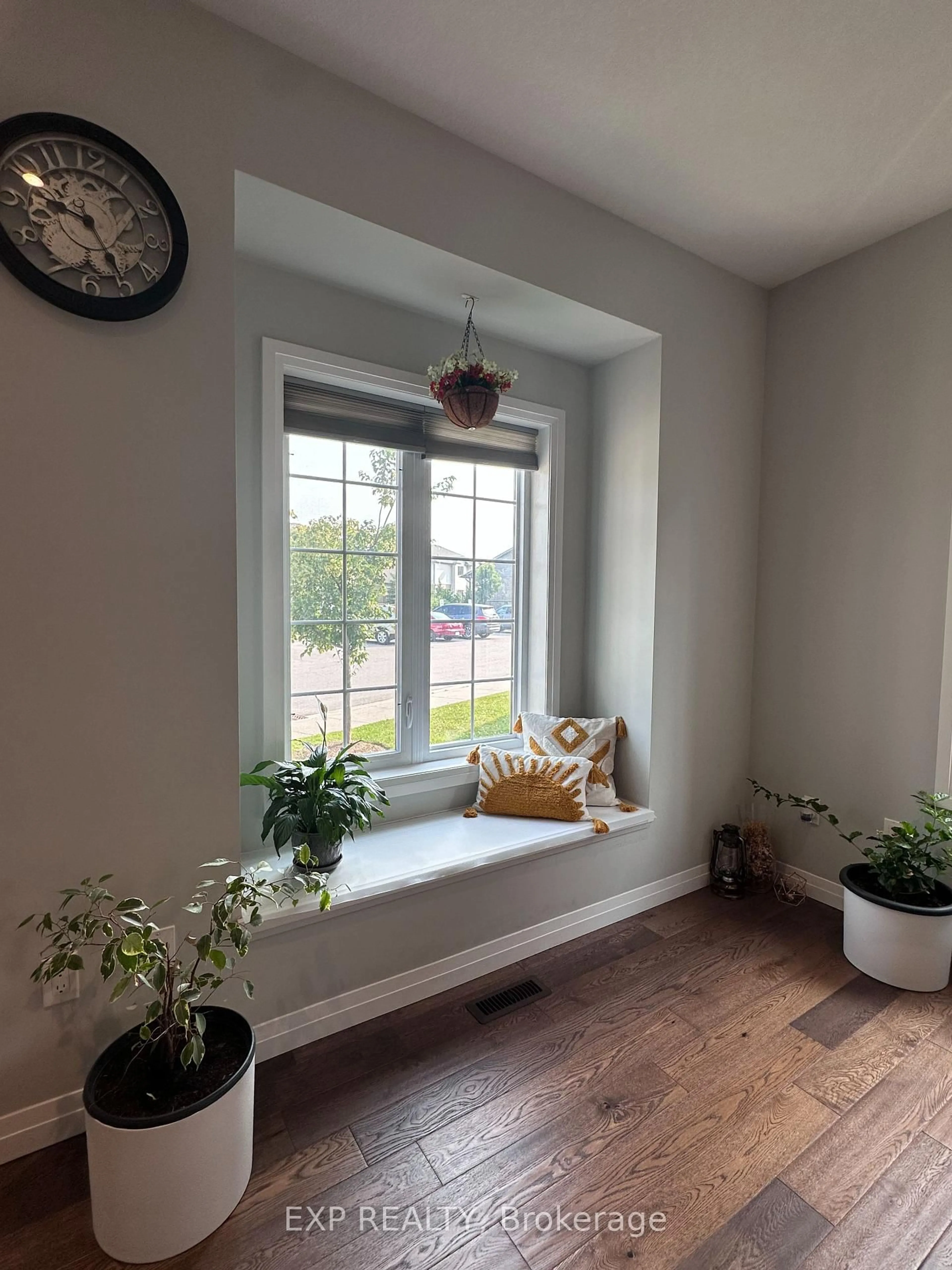 Indoor entryway for 2910 TOKALA Tr #15, London North Ontario N6G 5B4