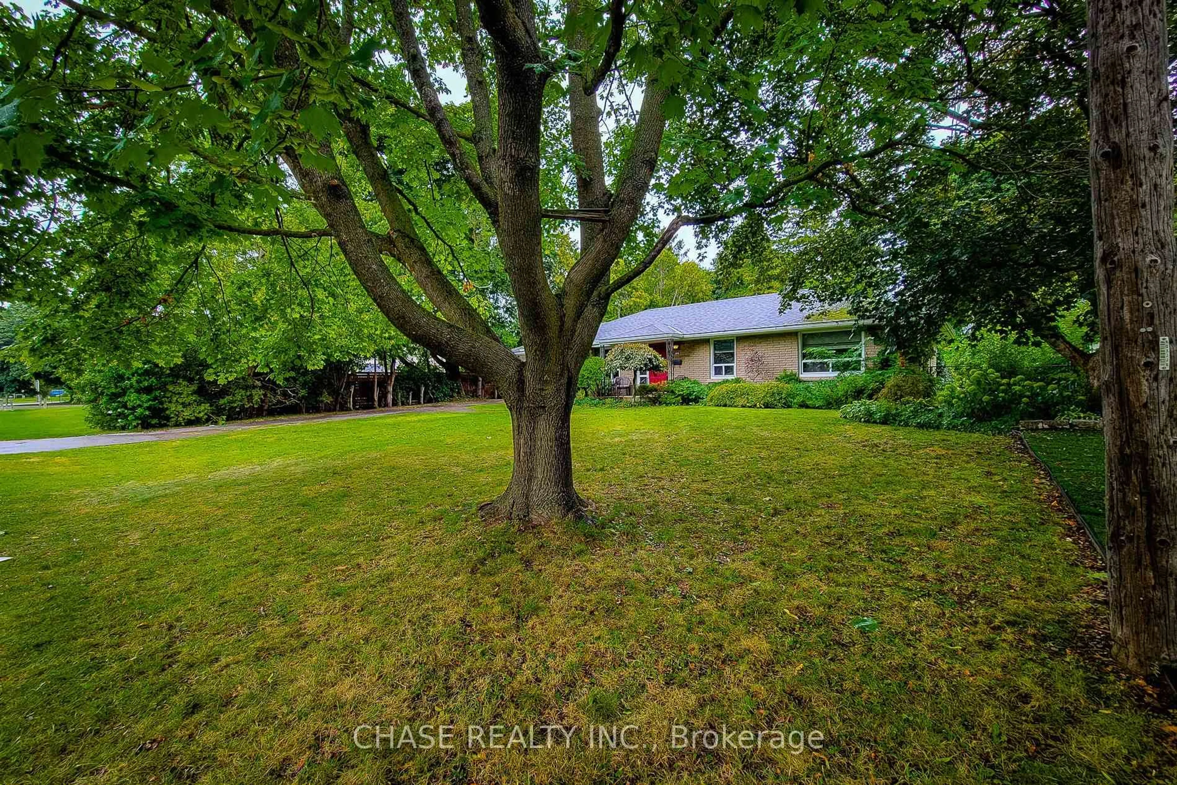 A pic from outside/outdoor area/front of a property/back of a property/a pic from drone, unknown for 371 Robina Rd, Hamilton Ontario L9G 2L9