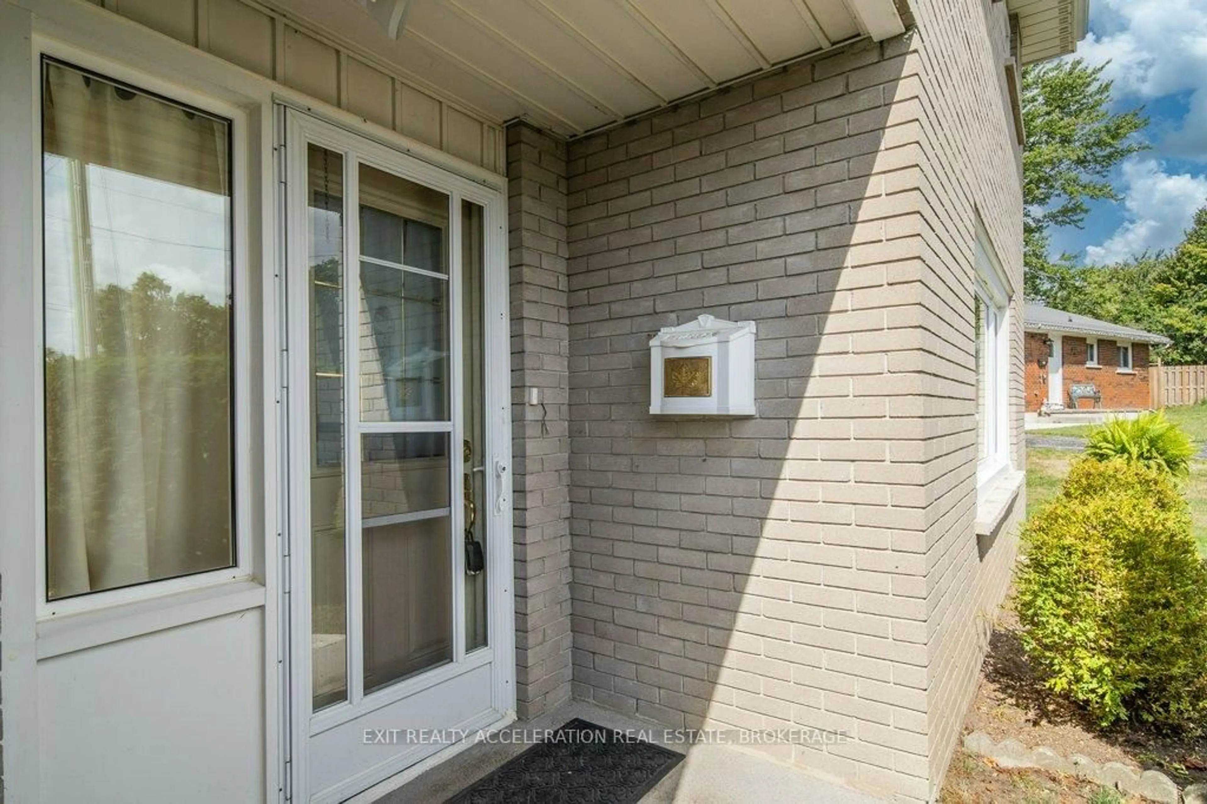 Indoor entryway for 28 Sunset Cres, Greater Napanee Ontario K7R 2G5
