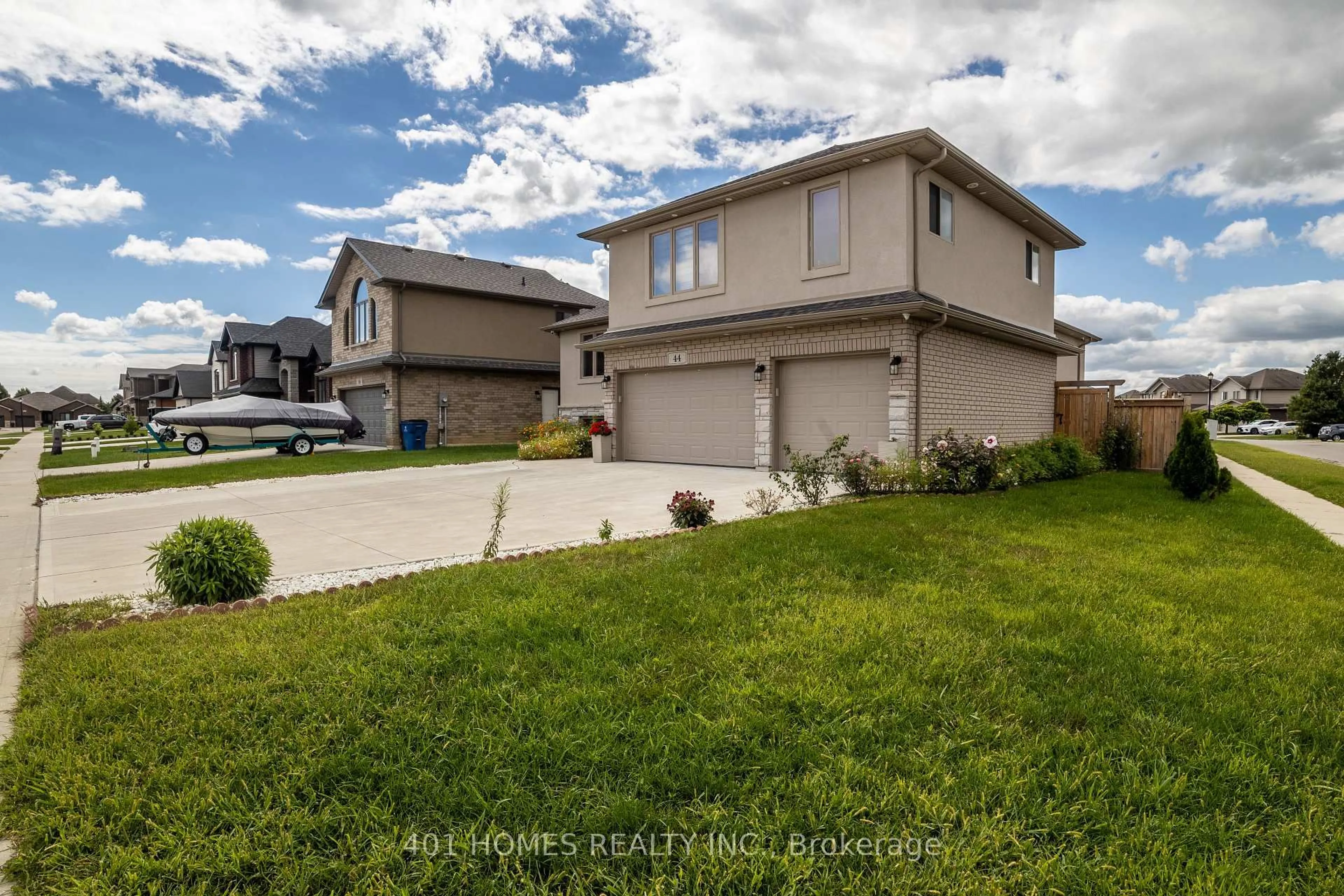 A pic from outside/outdoor area/front of a property/back of a property/a pic from drone, street for 44 Peachtree Lane, Chatham-Kent Ontario N7L 0B3