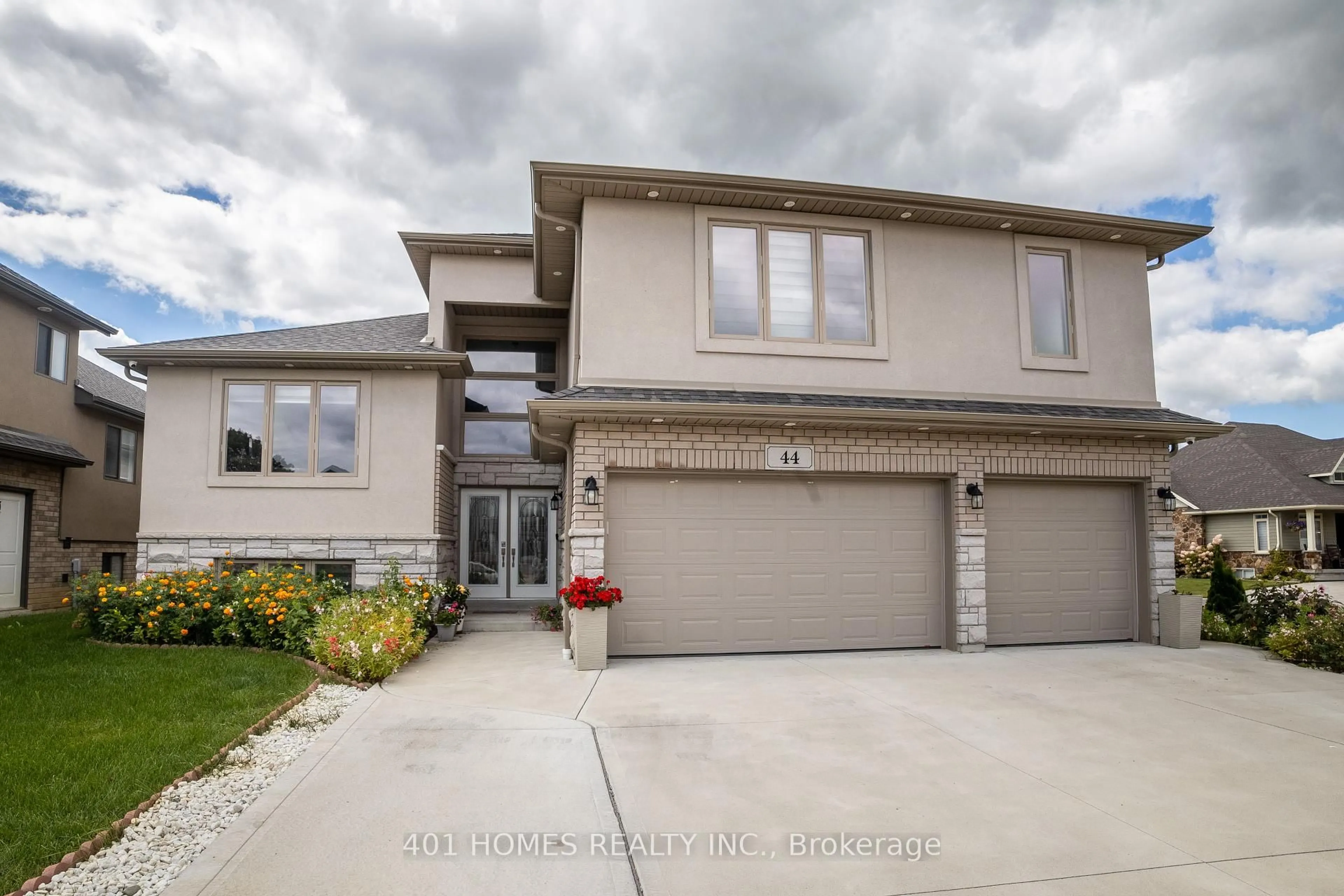 Home with vinyl exterior material, street for 44 Peachtree Lane, Chatham-Kent Ontario N7L 0B3