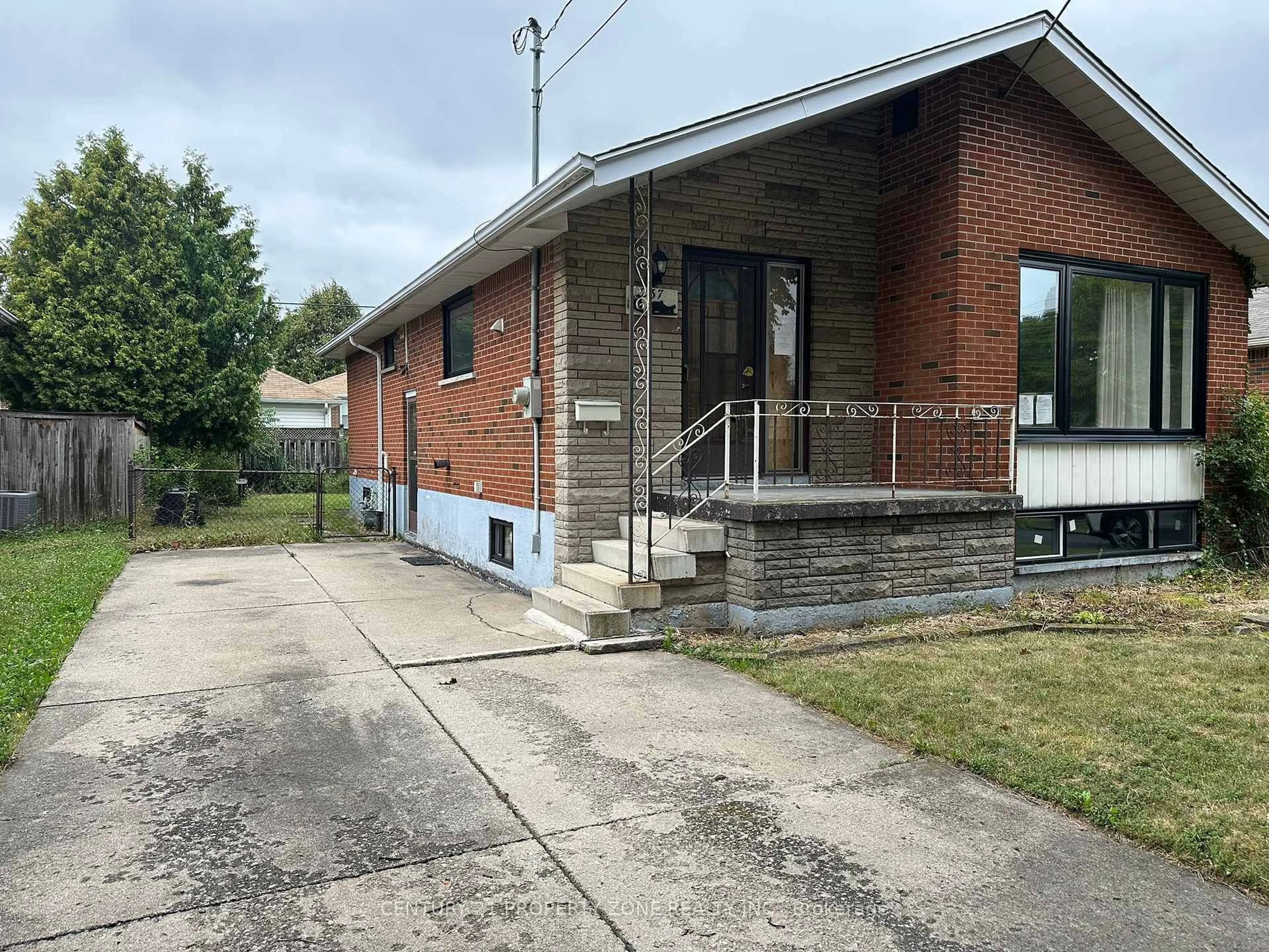 Home with brick exterior material, building for 237 Fernwood Cres, Hamilton Ontario L8T 3L7