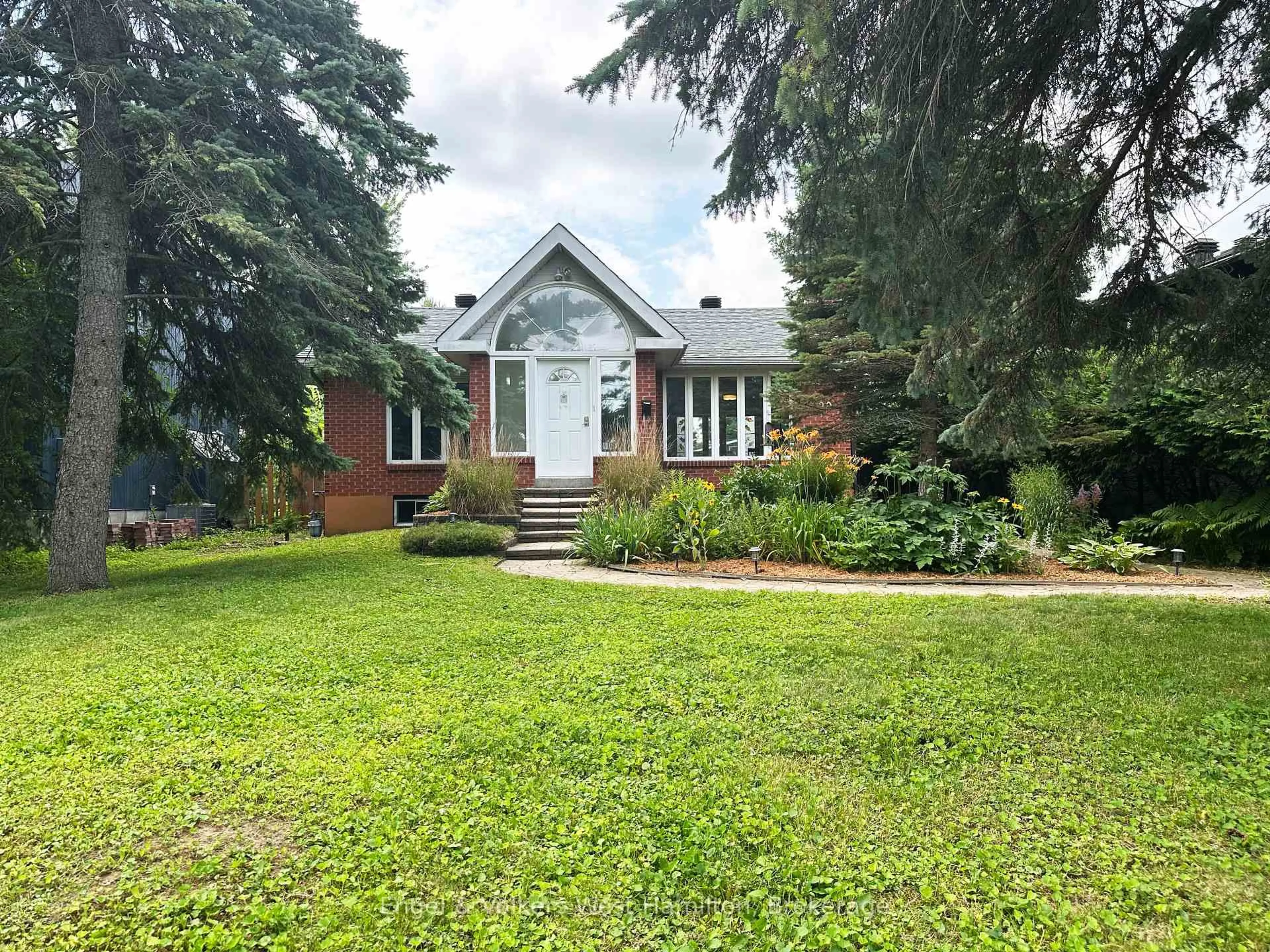 A pic from outside/outdoor area/front of a property/back of a property/a pic from drone, street for 20 Nesbitt St, Ottawa Ontario K2H 8C6