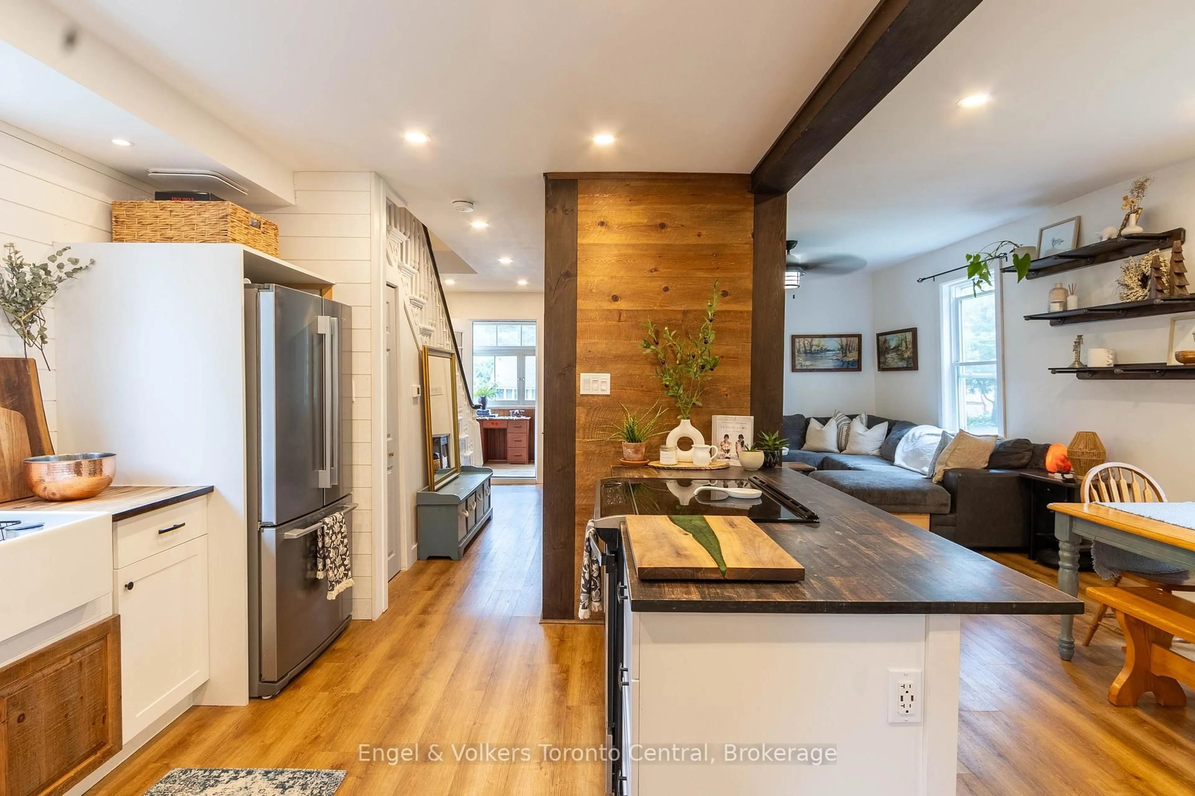 Open concept kitchen, wood/laminate floor for 67 Ontario St, Bracebridge Ontario P1L 2A3