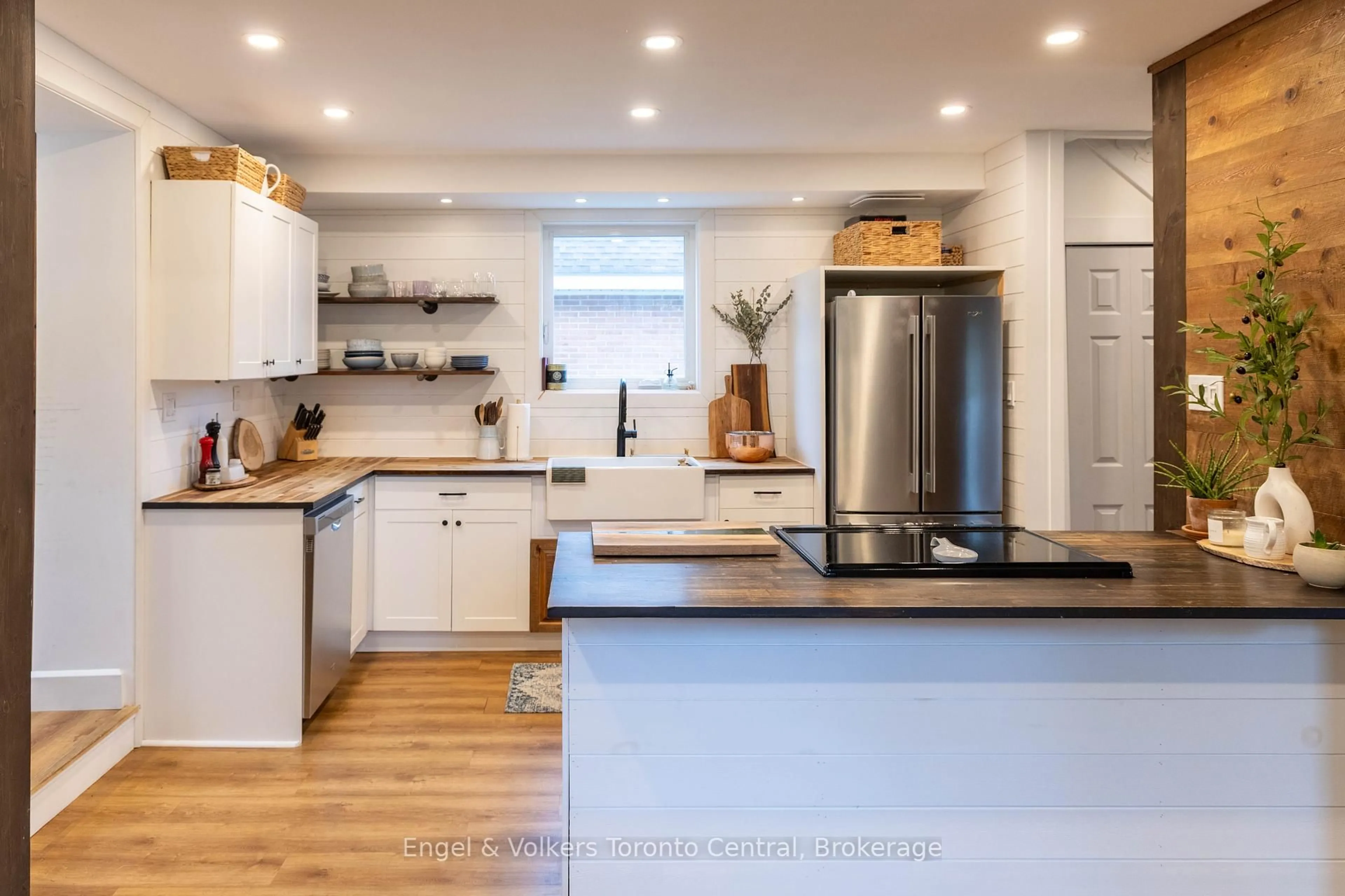 Open concept kitchen, wood/laminate floor for 67 Ontario St, Bracebridge Ontario P1L 2A3