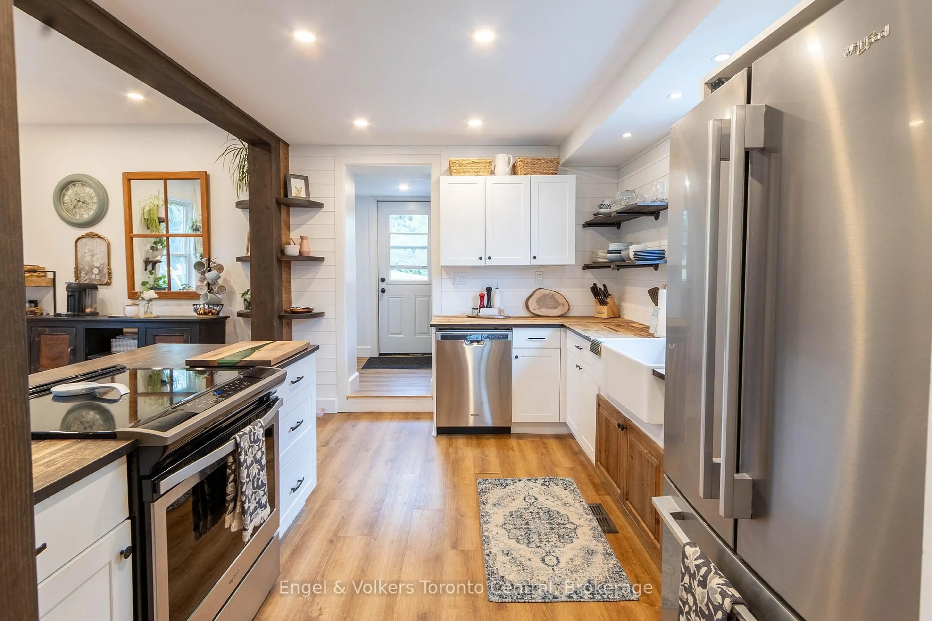 Contemporary kitchen, wood/laminate floor for 67 Ontario St, Bracebridge Ontario P1L 2A3