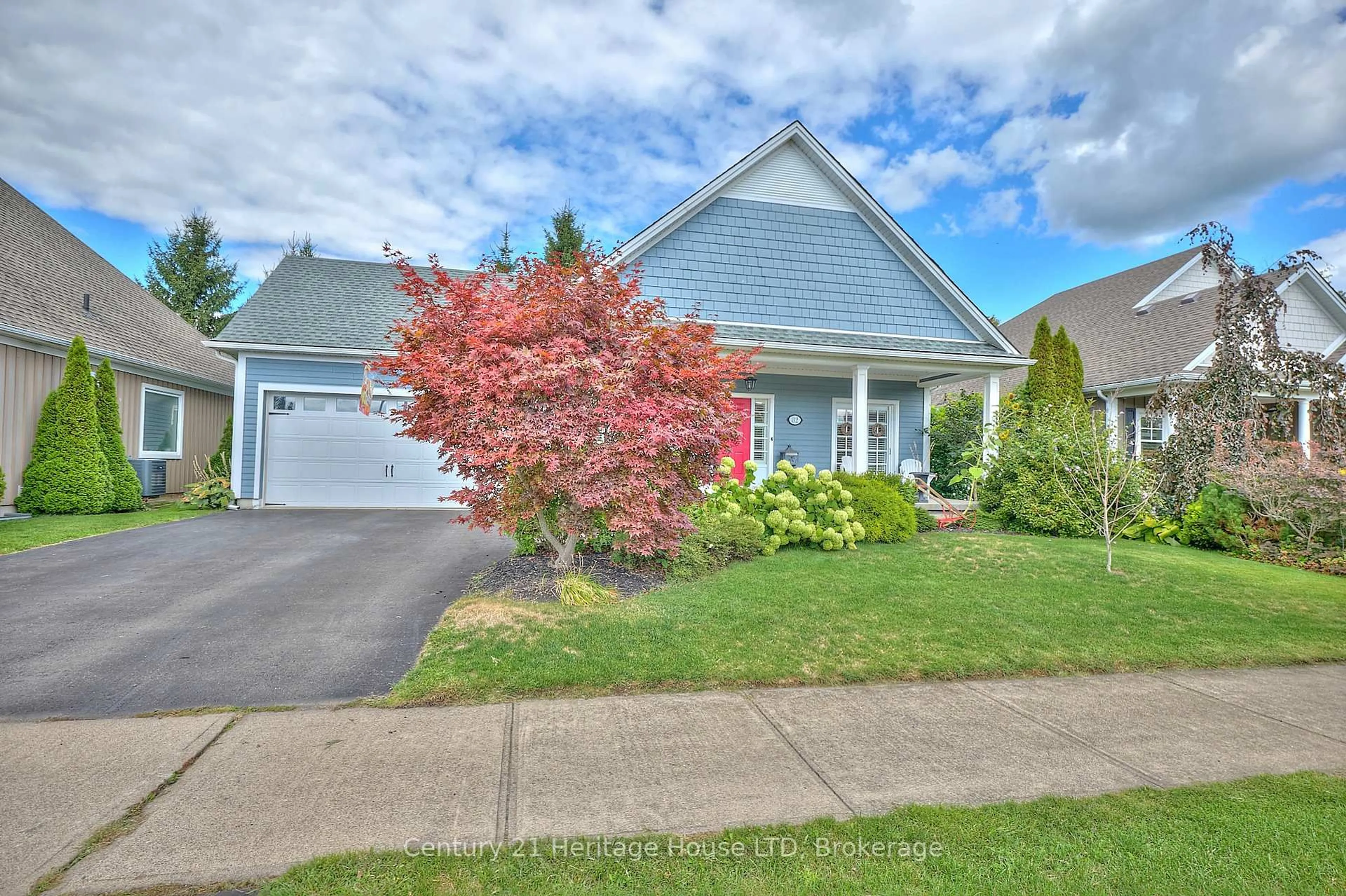 Home with vinyl exterior material, street for 32 Sunrise Crt, Fort Erie Ontario L0S 1N0